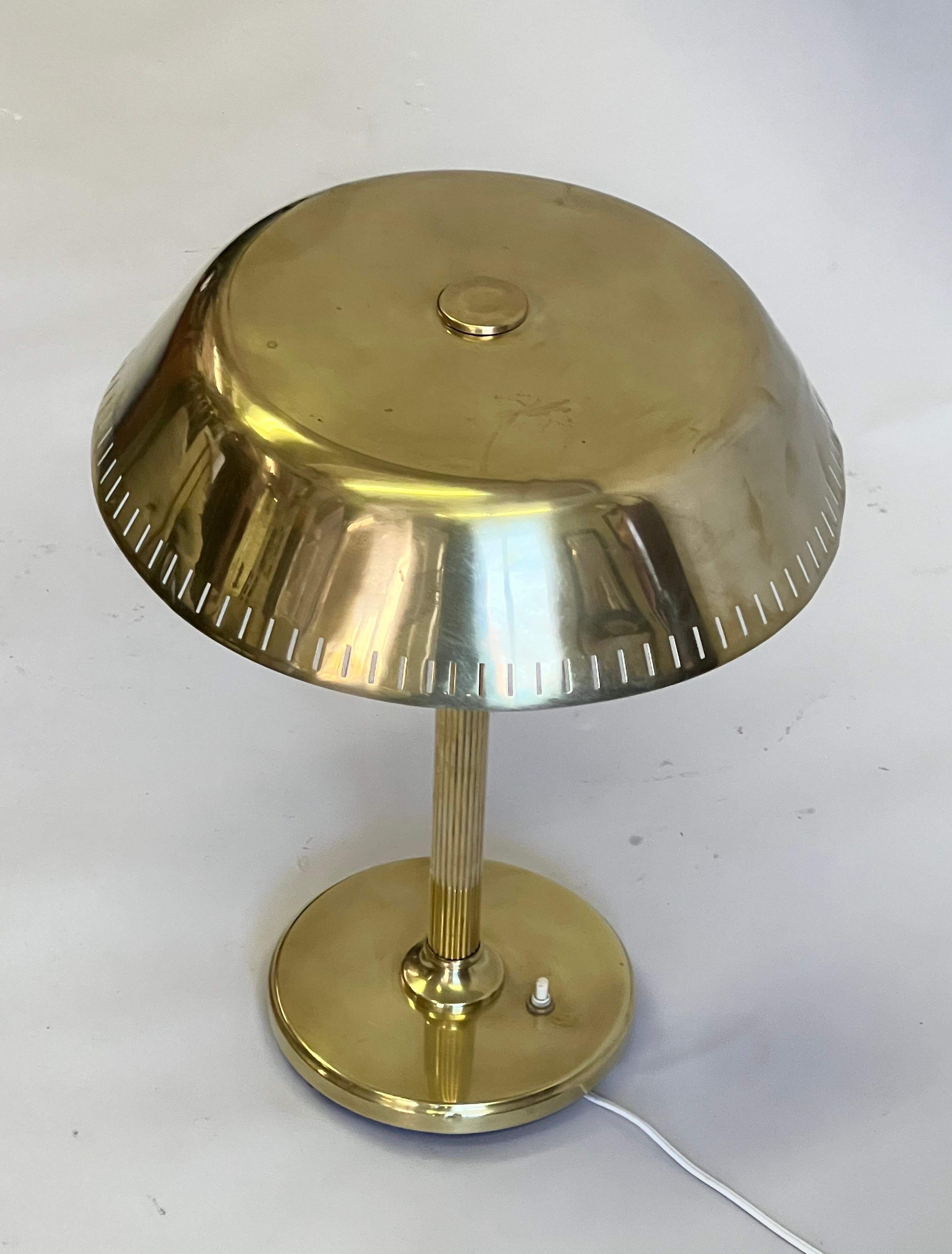 Scandinavian Modern Neoclassical Brass Table / Desk Lamp Attr. to Paavo Tynell  In Good Condition For Sale In New York, NY