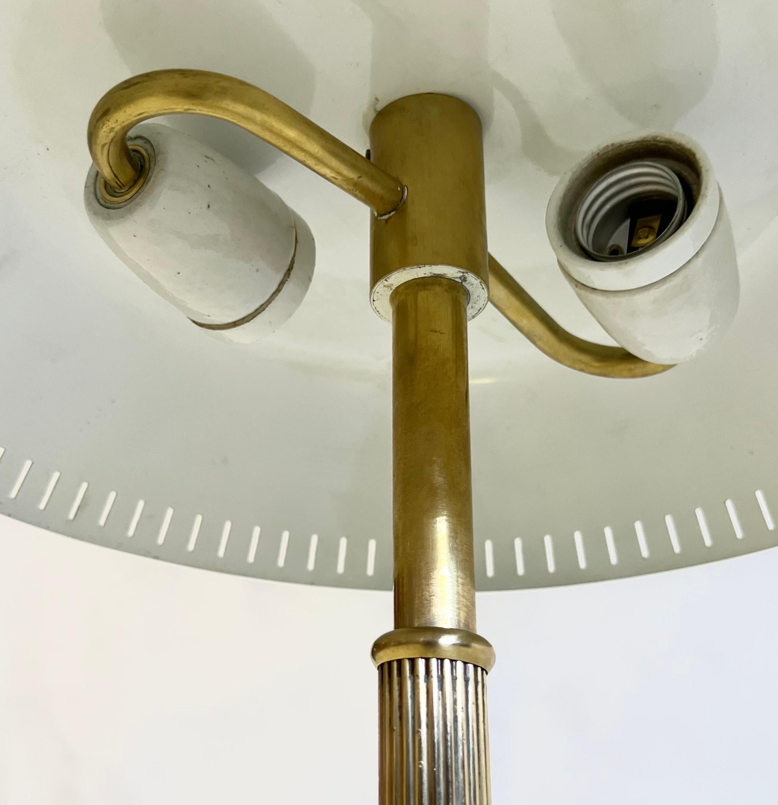 Laiton Lampe de bureau néoclassique en laiton de style scandinave moderne attribuée à Paavo Tynell  en vente