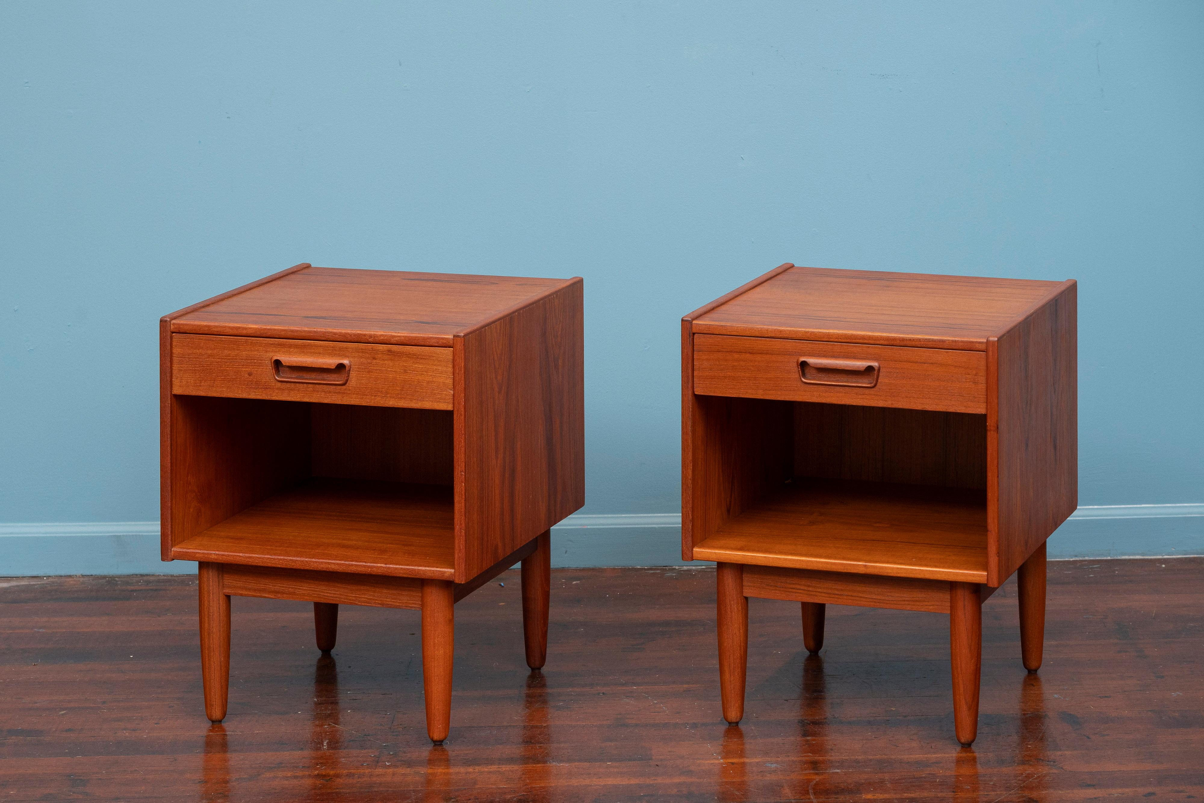 Tables de nuit en teck au design moderne scandinave, conçues par Gunnar Nielsen Tibergaard, Danemark. Tables de nuit ou tables d'appoint en bois de teck de haute qualité. Taille compacte idéale pour les petites pièces, avec un seul tiroir et un