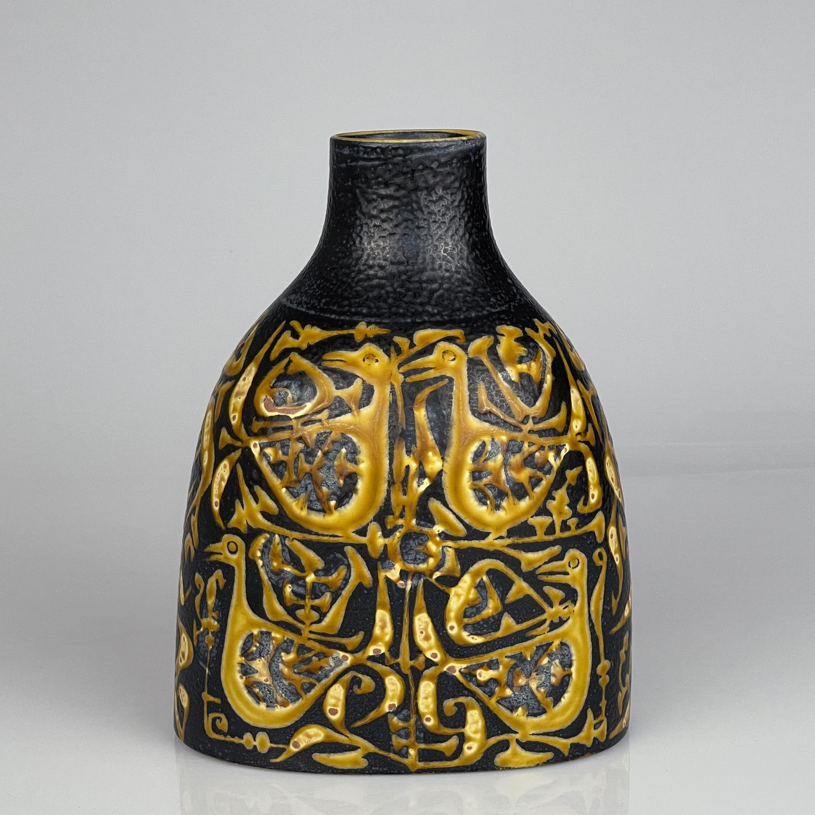Scandinavian Modern Nils Thorsson Stoneware Baca vase Aluminia Denmark ca 1965

Description
A stoneware vase decorated with yellow stylised birds on a tactile brown glazed surface.

Both the decoration (model 714) as the form of this vase (model