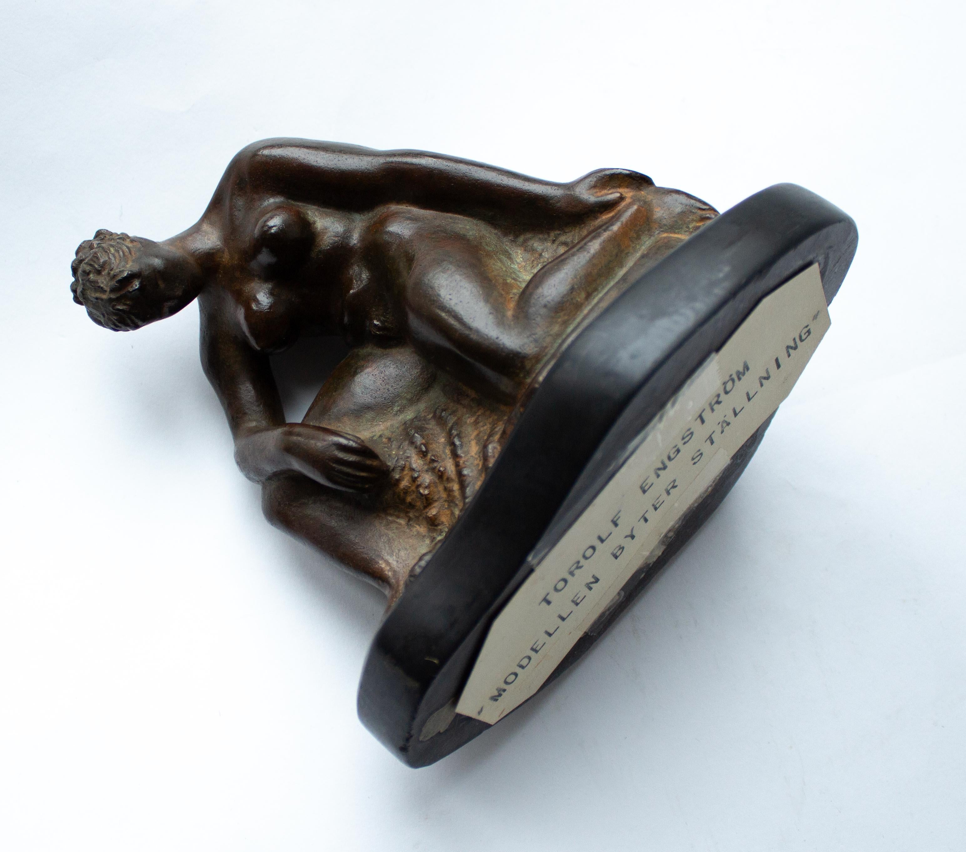 Scandinave moderne Sculpture de nu moderne scandinave ; « Modèle change sa position » en bronze en vente