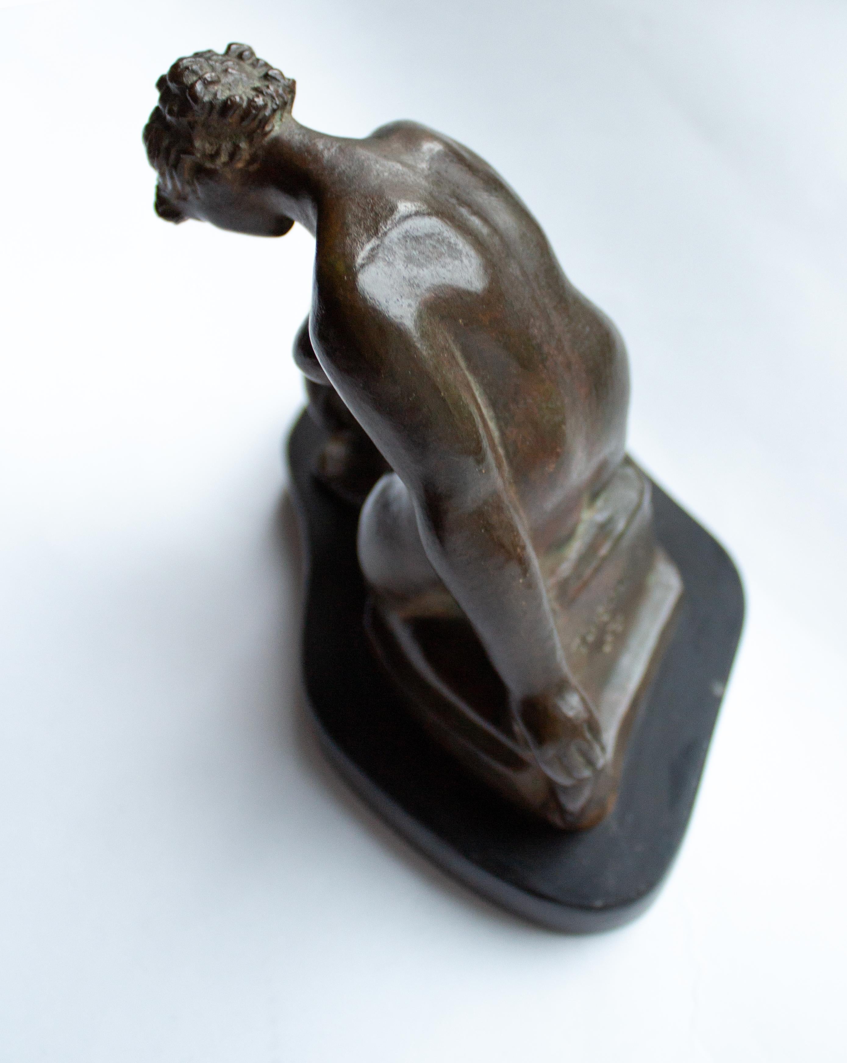 Skandinavische moderne Aktskulptur der Skandinavischen Moderne; „Modell verändert ihre Position“ in Bronze (Mitte des 20. Jahrhunderts) im Angebot