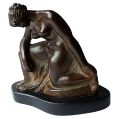 Sculpture de nu moderne scandinave ; « Modèle change sa position » en bronze