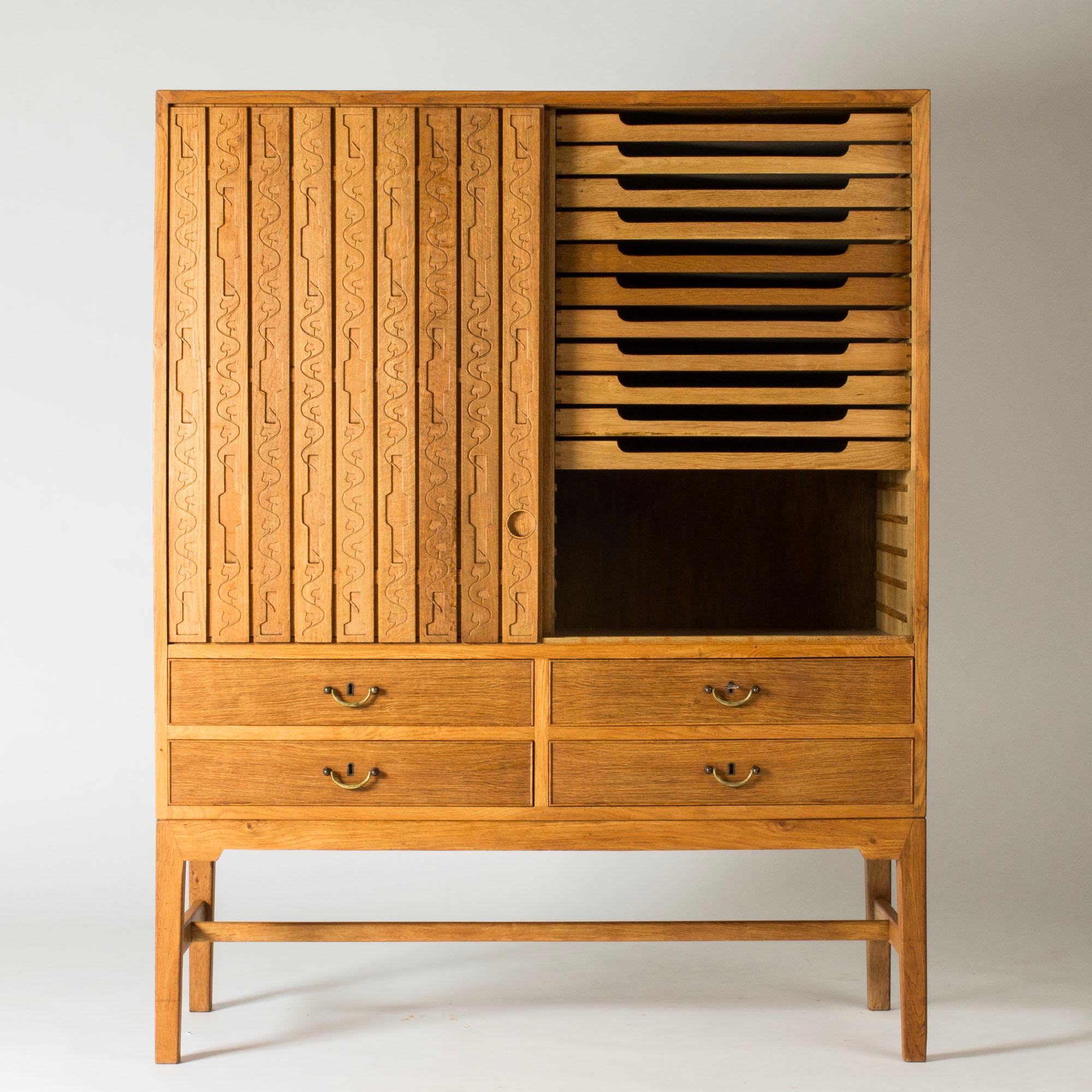 Armario moderno escandinavo de roble, Hans J. Wegner, Mikael Laursen, Dinamarca, años 50 en venta 1