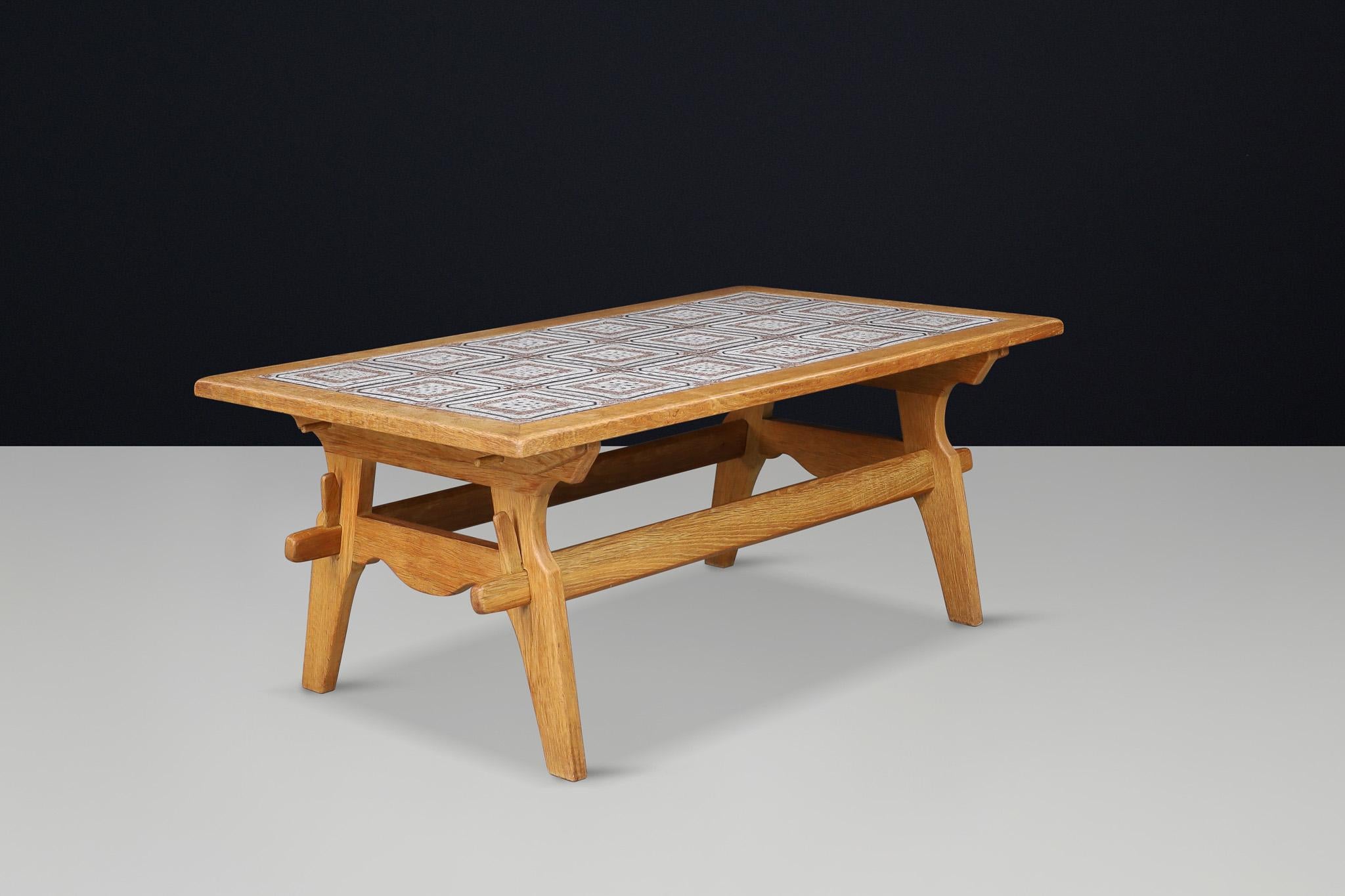 Scandinavian Modern Oak Coffee Table with Tiled Top, Denmark 1950s

This striking modern Scandinavian coffee table from the 1950s, crafted in Denmark, exemplifies the elegant simplicity and craftsmanship in the style of Henning Kjaernulf's work.
