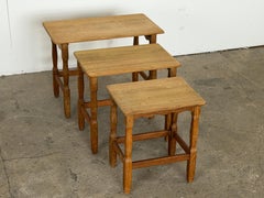 Tavolini impilabili in rovere in stile moderno scandinavo di Henning Kjærnulf, Danimarca, anni ’60