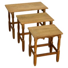 Tavolini impilabili in rovere in stile moderno scandinavo di Henning Kjærnulf, Danimarca, anni ’60