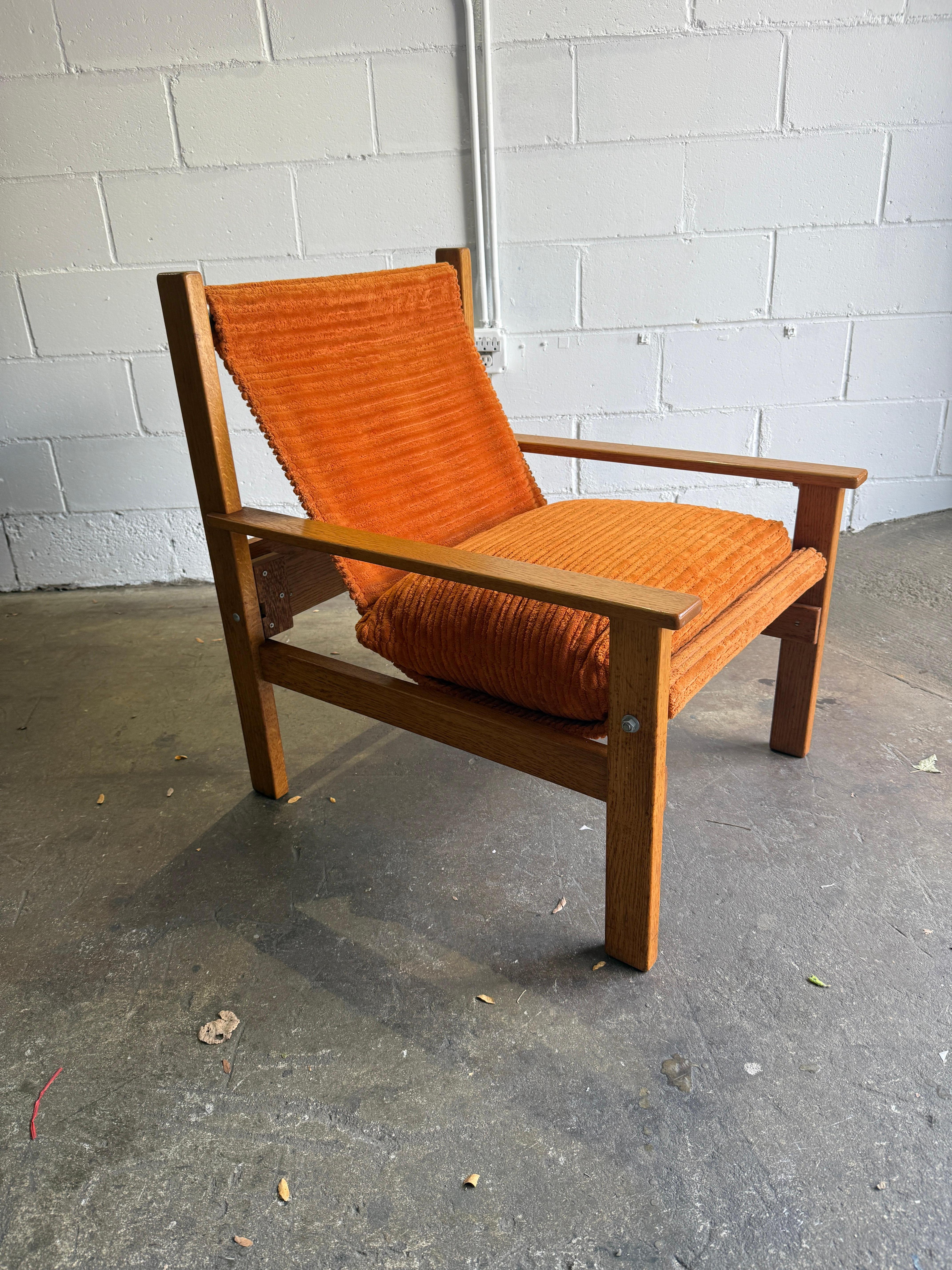 The Modern Scandinavian Eiche Sling Cord Lounge Chair. Ungewöhnlicher Sling-Stuhl aus massiver Eiche mit extra breitem, orangefarbenem Kord-Sitz mit unterem Kord-Kissen. Ca. 1970er Jahre. 

Abmessungen: H 33