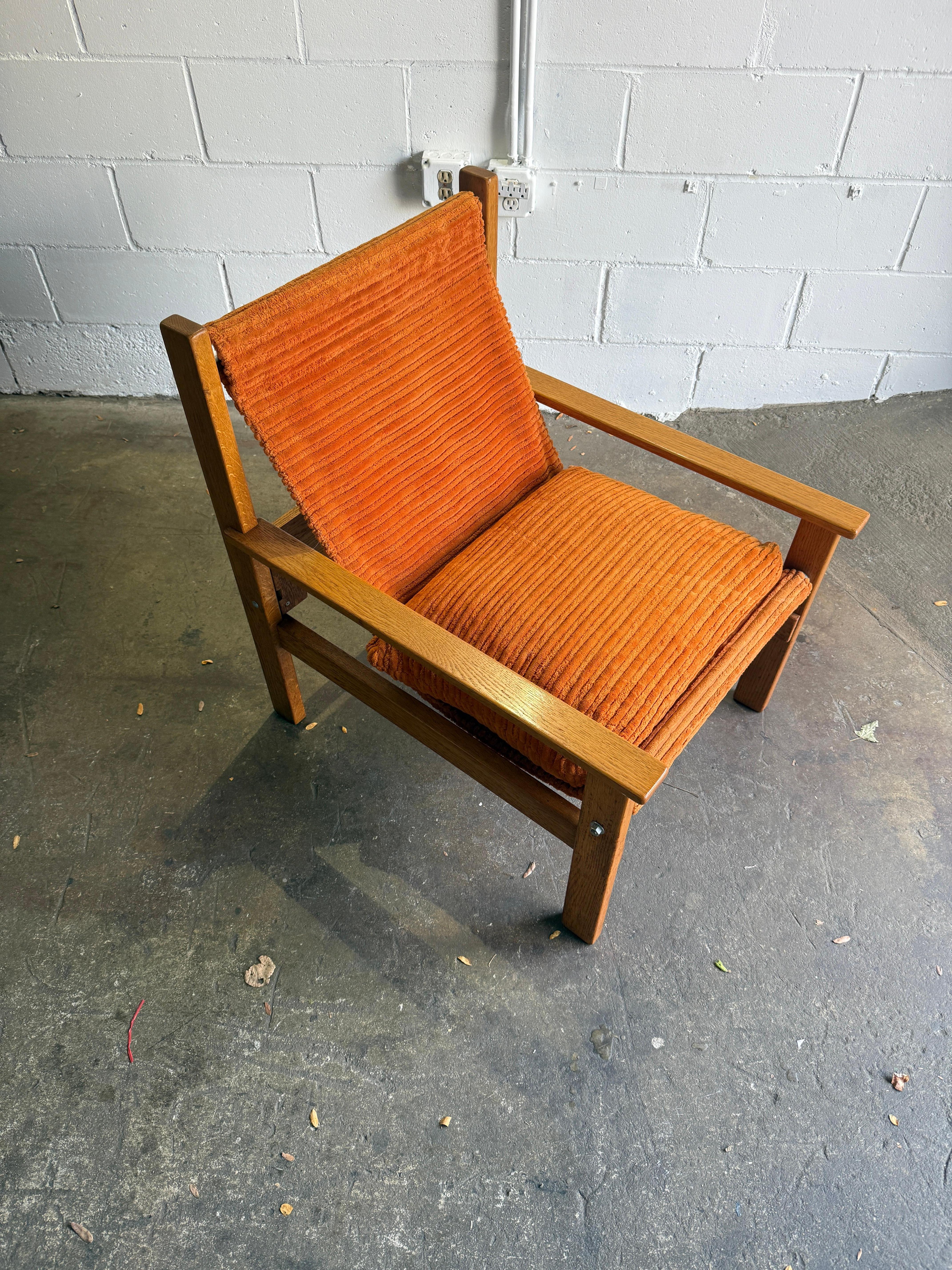 Skandinavischer moderner Eichenholzsessel Sling corduroy lounge chair (Skandinavische Moderne) im Angebot