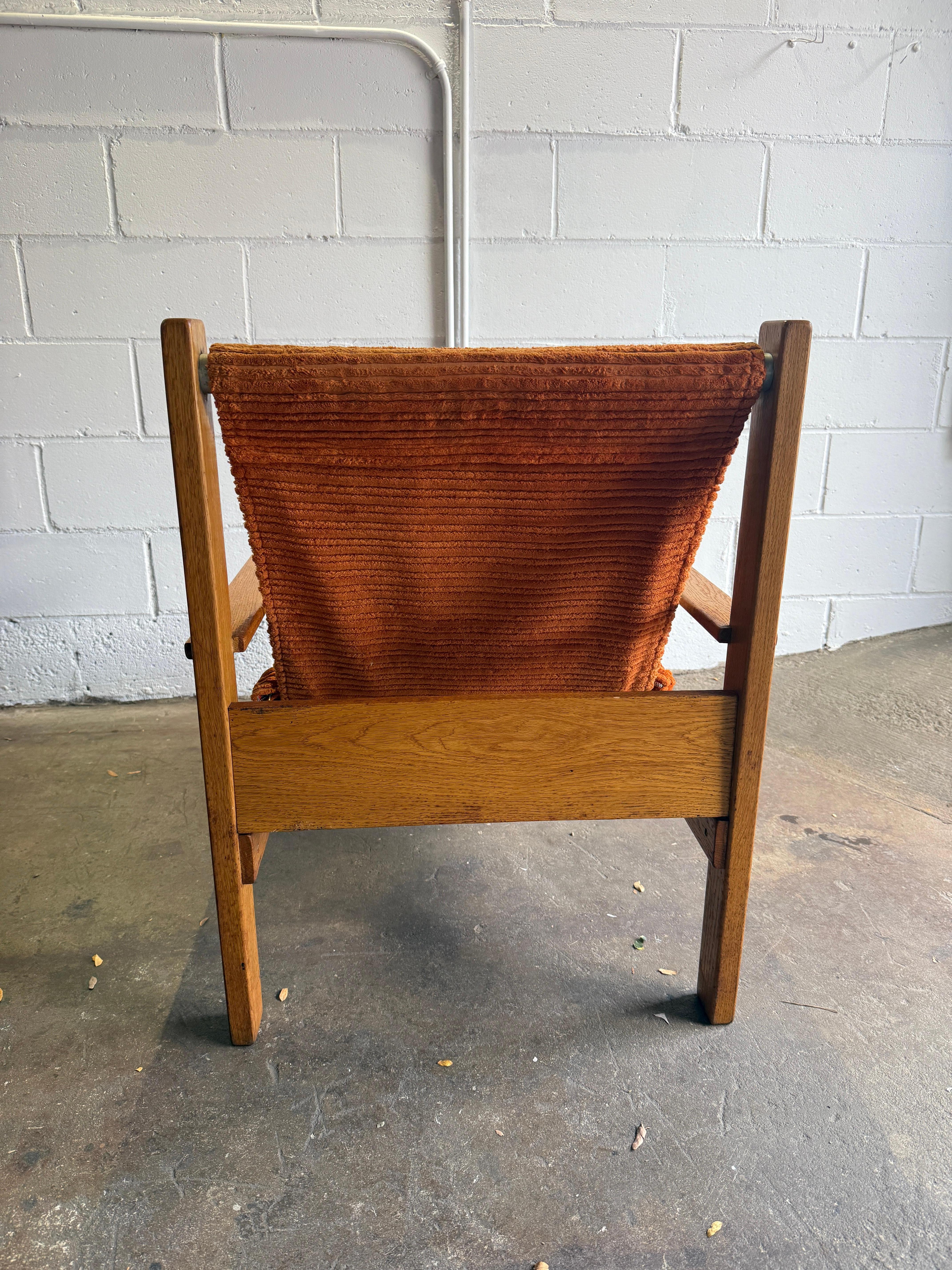 Skandinavischer moderner Eichenholzsessel Sling corduroy lounge chair (Schwedisch) im Angebot