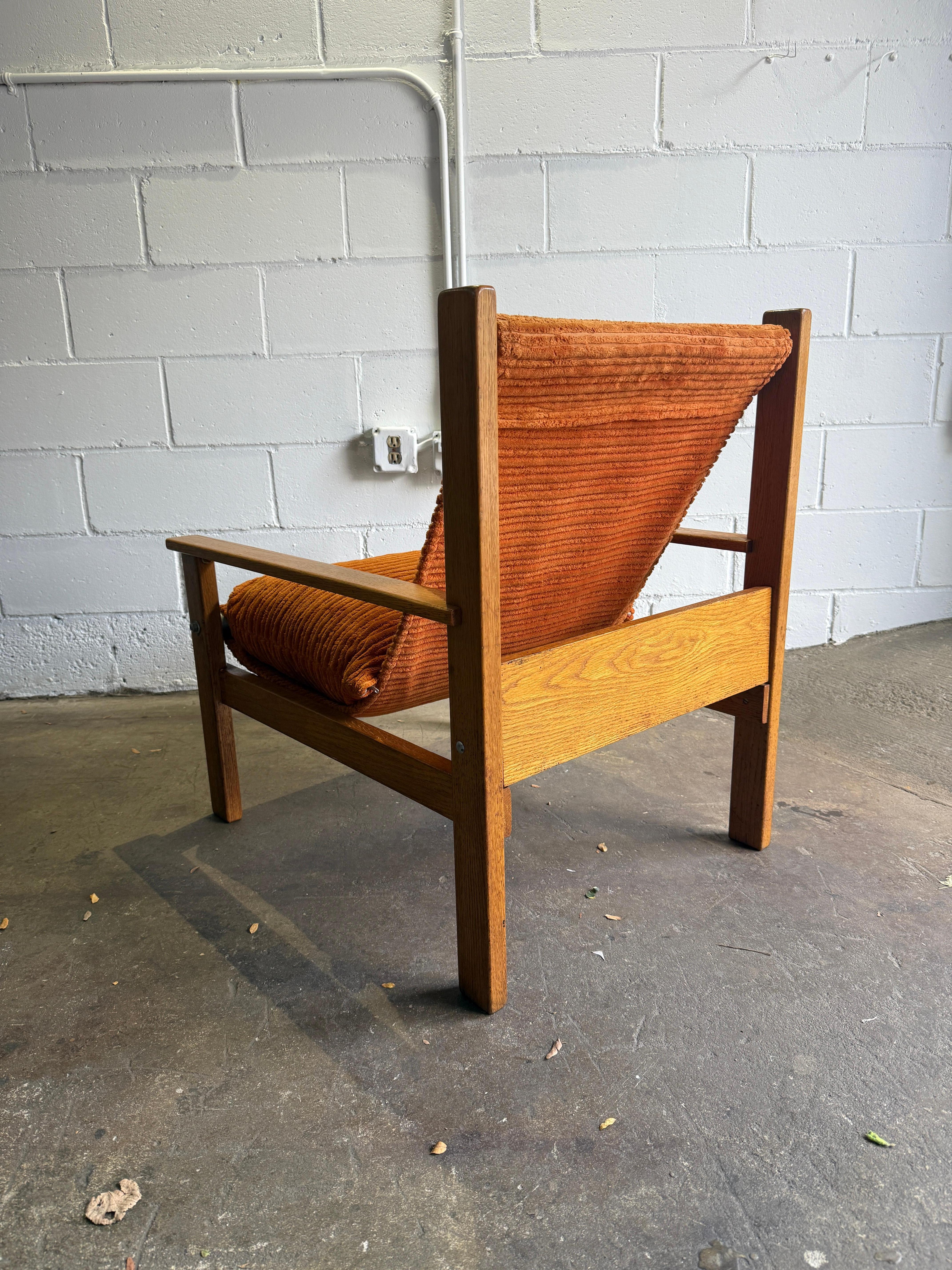 Skandinavischer moderner Eichenholzsessel Sling corduroy lounge chair (Holzarbeit) im Angebot