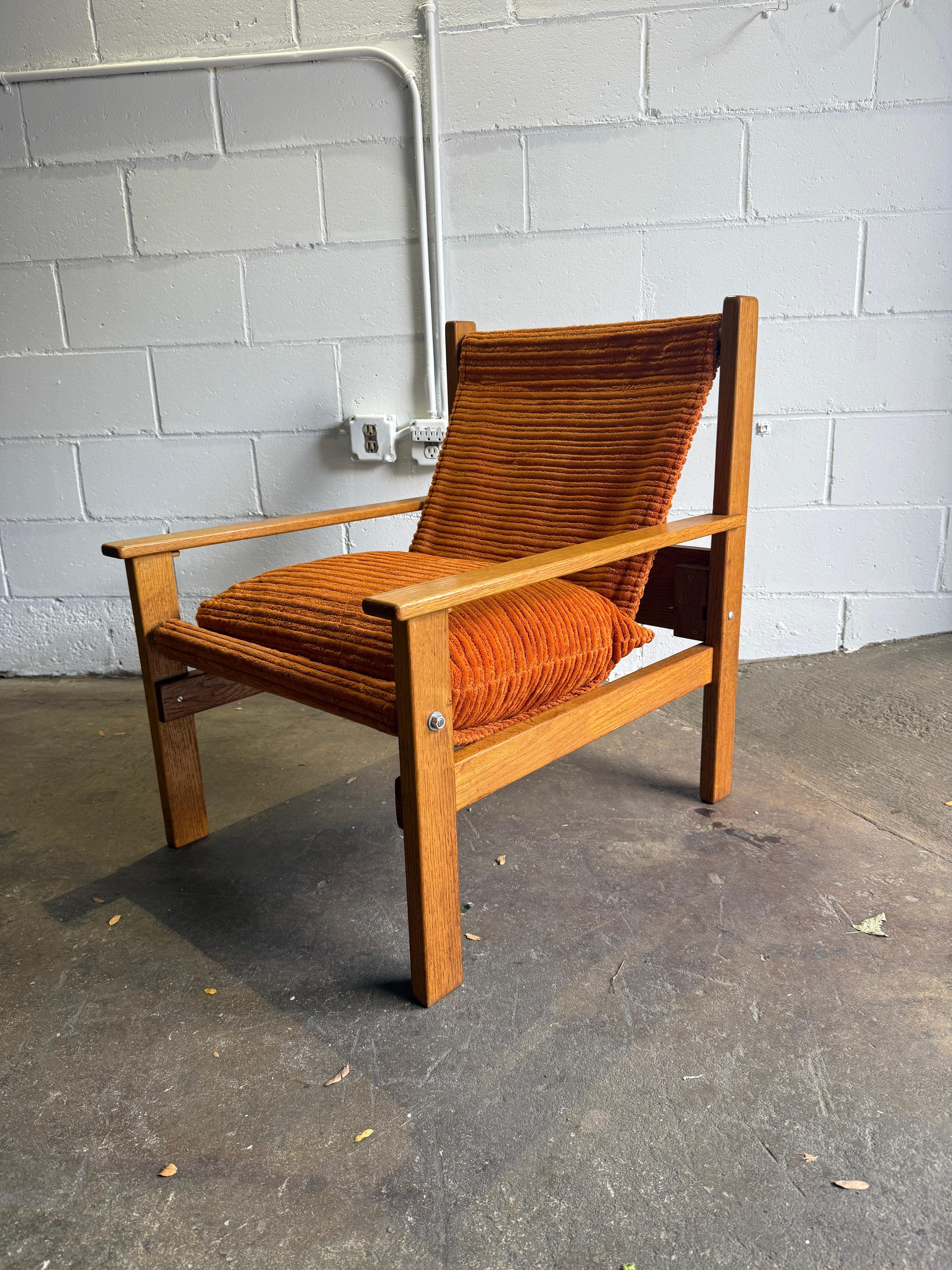 Skandinavischer moderner Eichenholzsessel Sling corduroy lounge chair im Zustand „Gut“ im Angebot in Brooklyn, NY