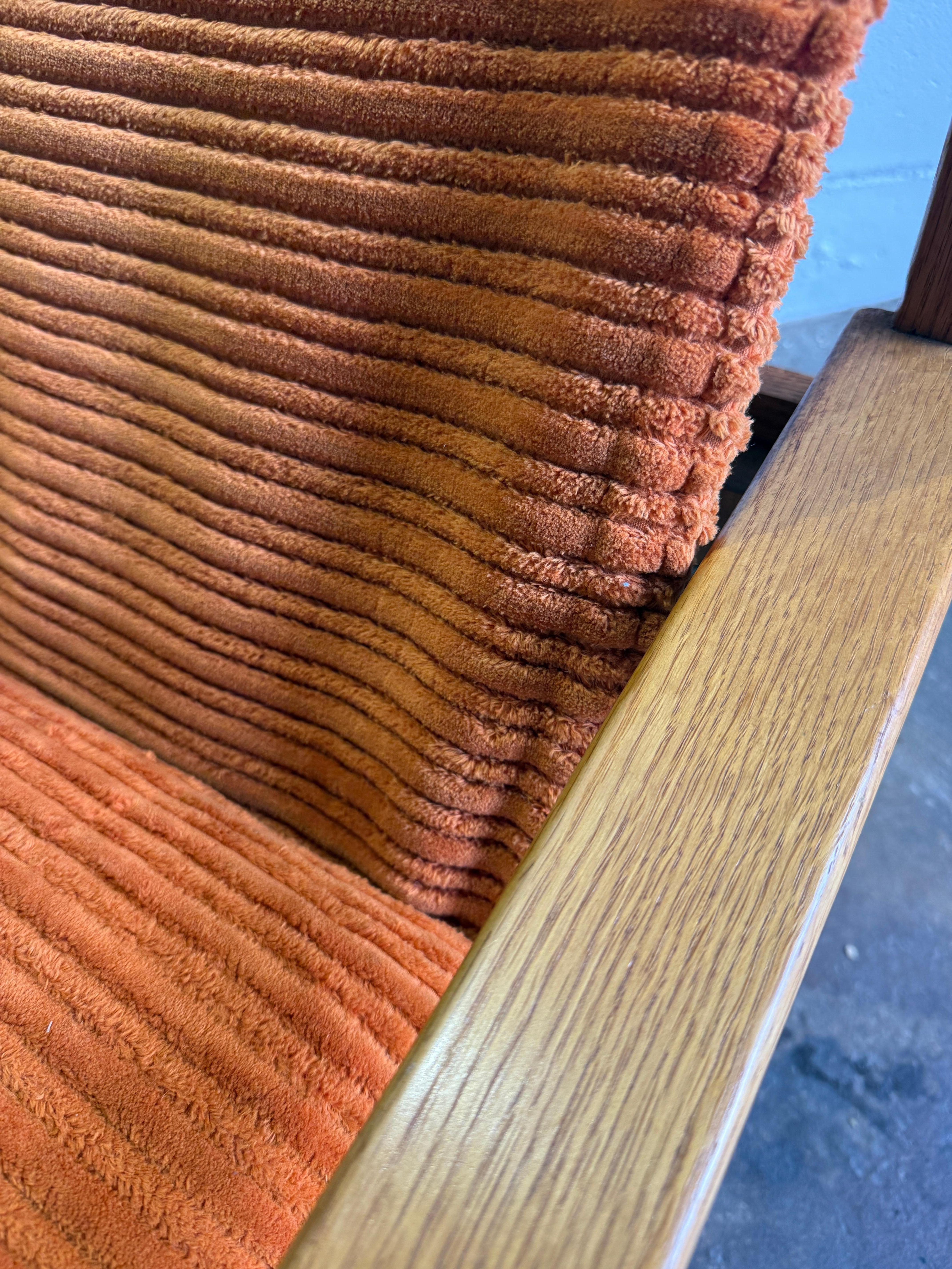 Skandinavischer moderner Eichenholzsessel Sling corduroy lounge chair (Ende des 20. Jahrhunderts) im Angebot