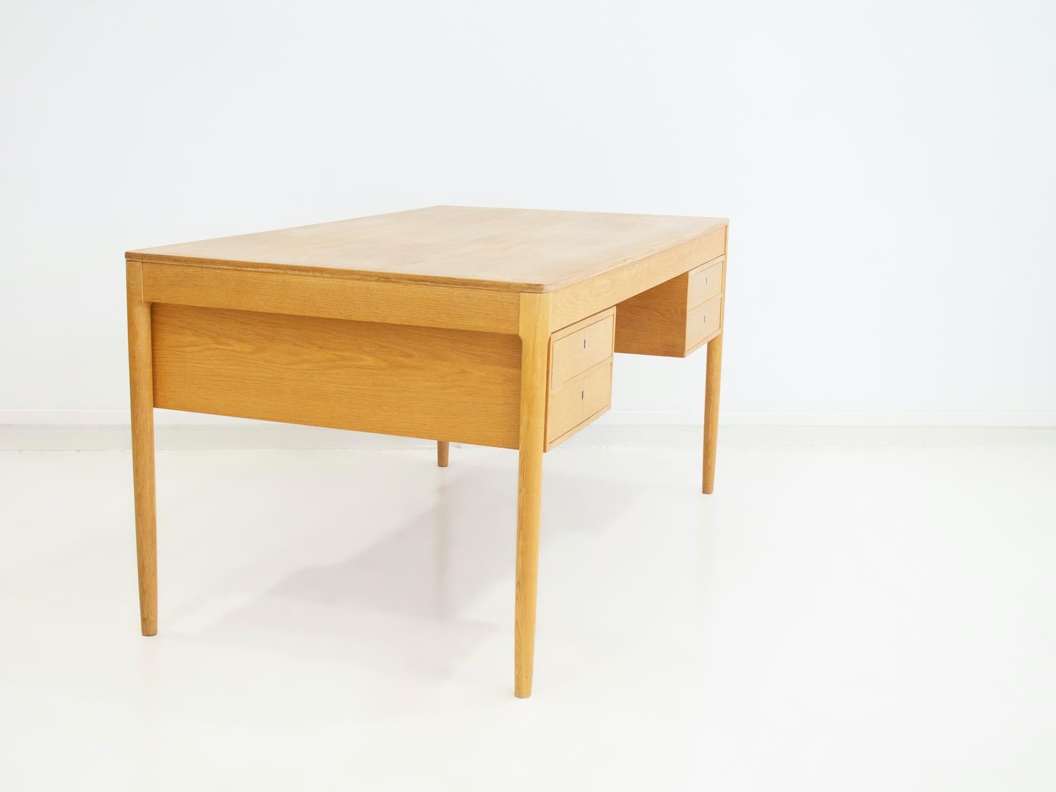 Skandinavischer moderner Schreibtisch aus Eichenholz von Yngvar Sandstrom (Messing)