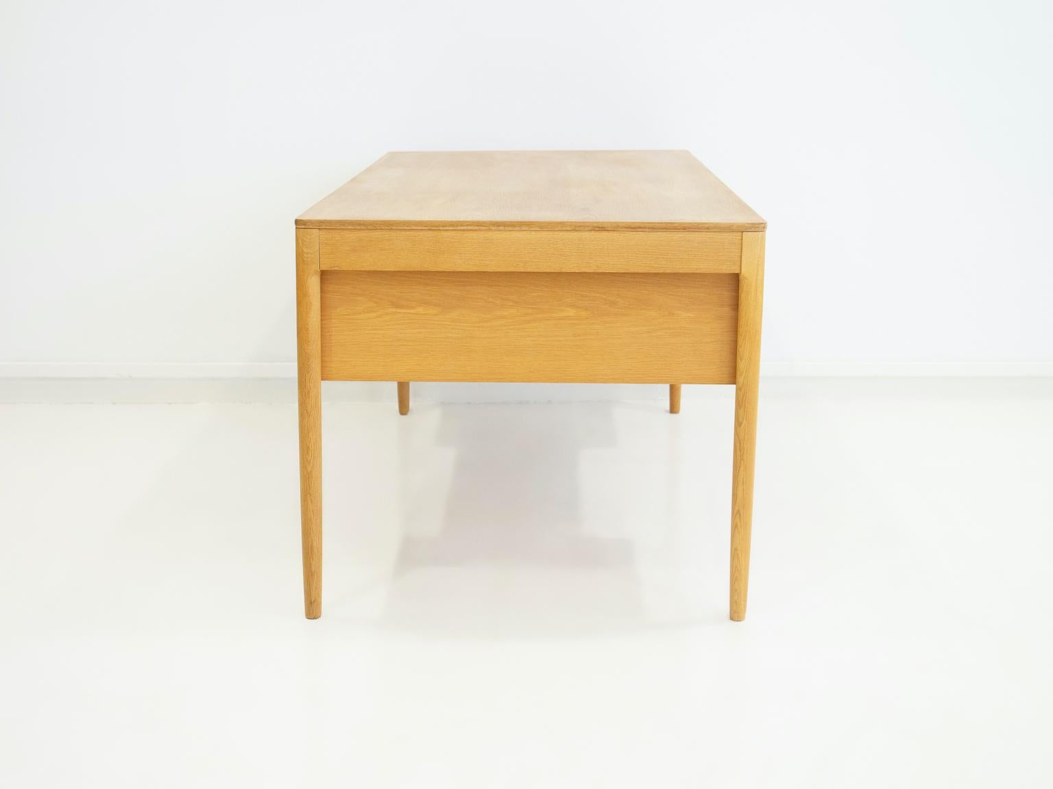 Scandinavian Modern Oak Writing Desk by Yngvar Sandstrom For Sale 3