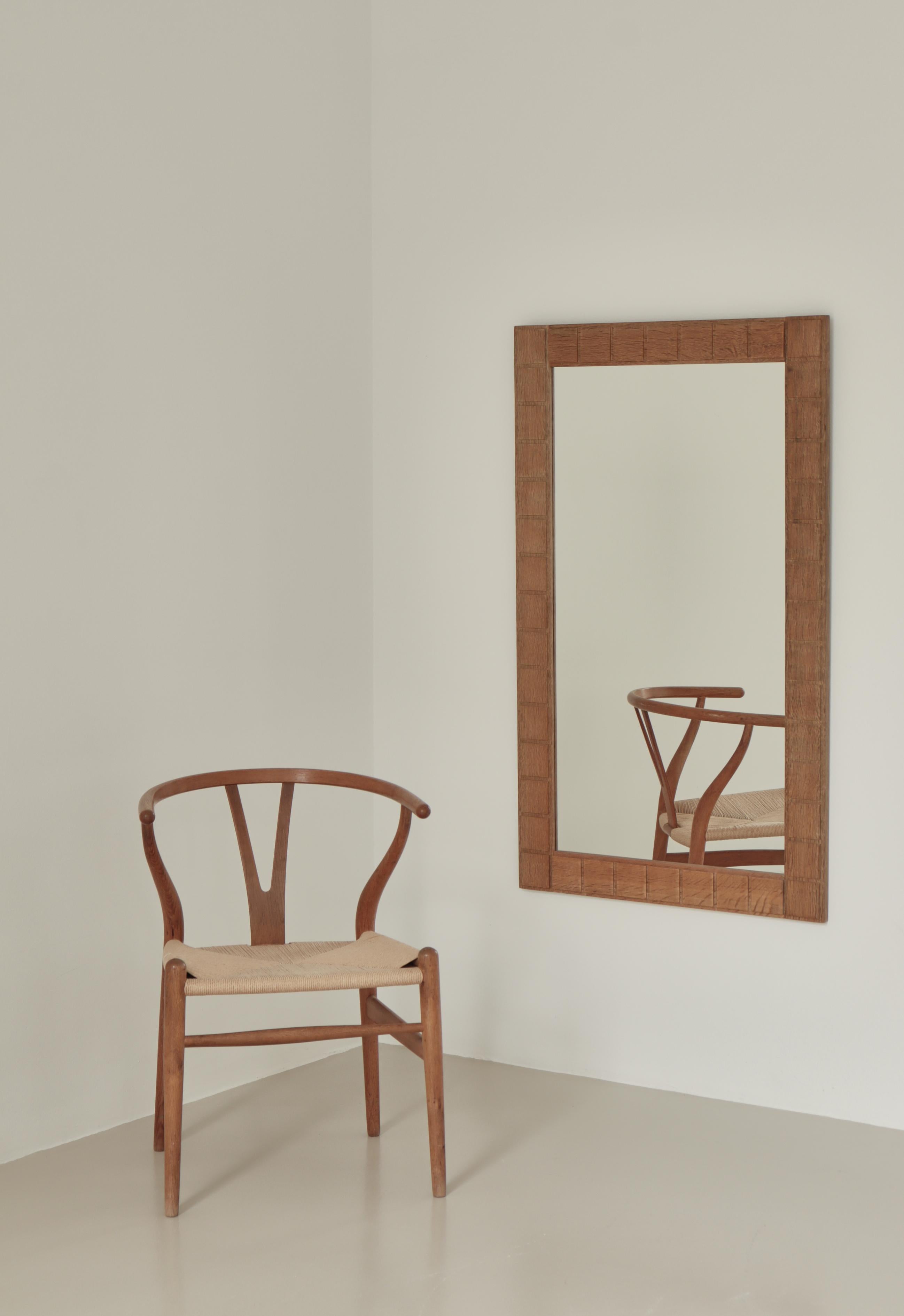 Grande specchio da parete in stile brutalista in legno massiccio di quercia prodotto in Danimarca negli anni '60. Nello stile di Henry Kjaernulff.
