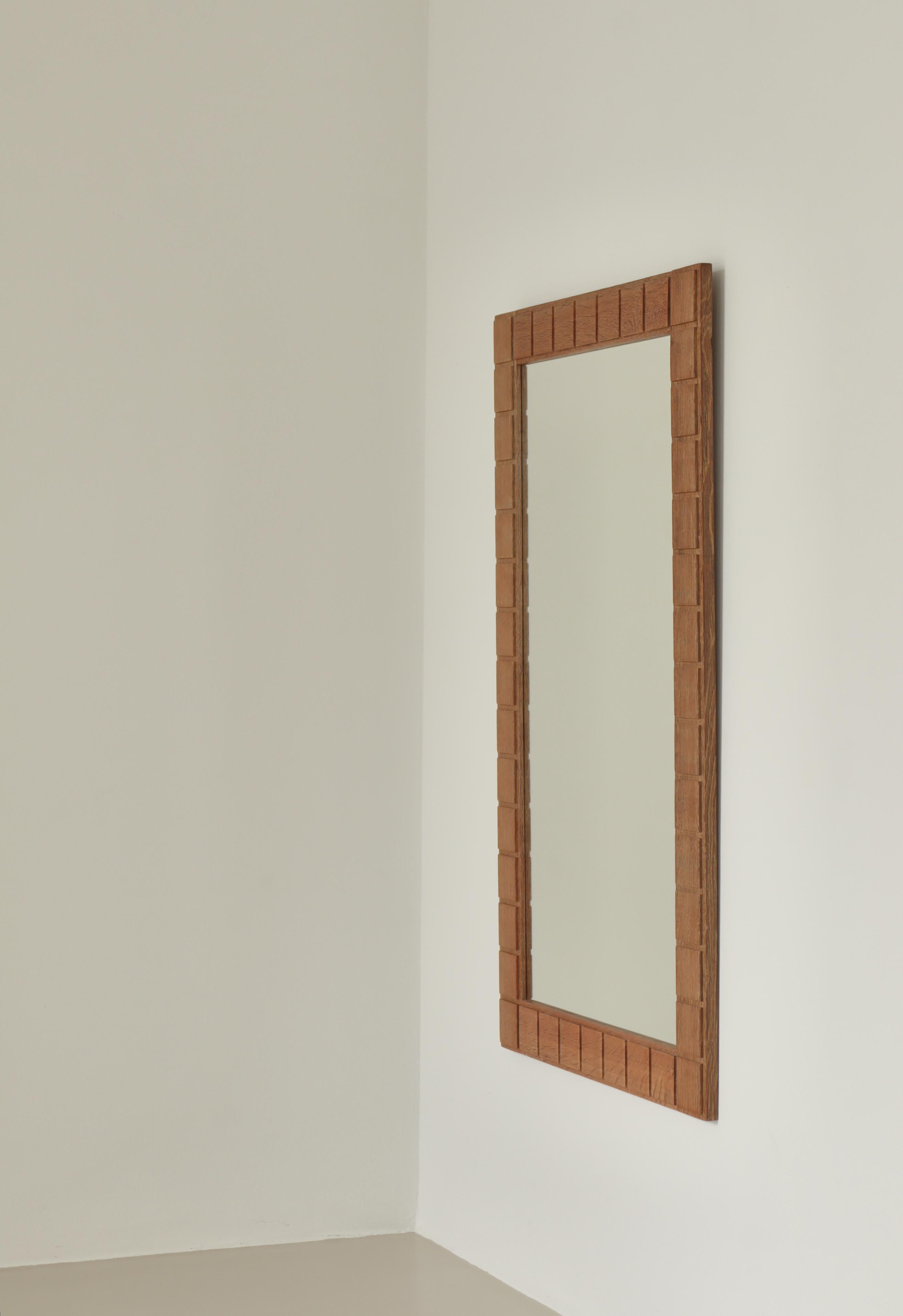Scandinavo moderno Specchio da parete in legno di quercia in stile scandinavo Henry Kjaernulf, Danimarca, anni '60 in vendita