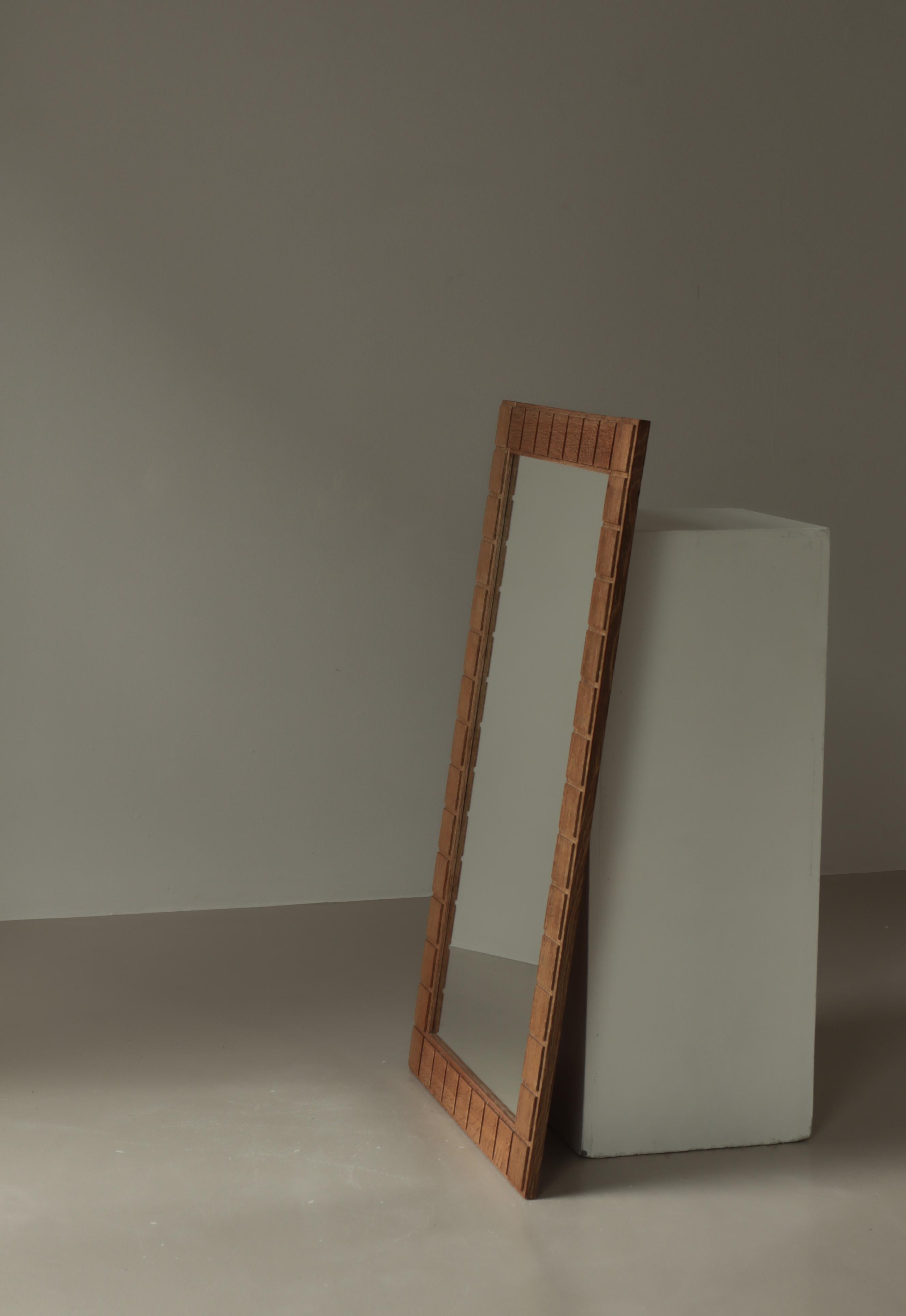 Metà XX secolo Specchio da parete in legno di quercia in stile scandinavo Henry Kjaernulf, Danimarca, anni '60 in vendita