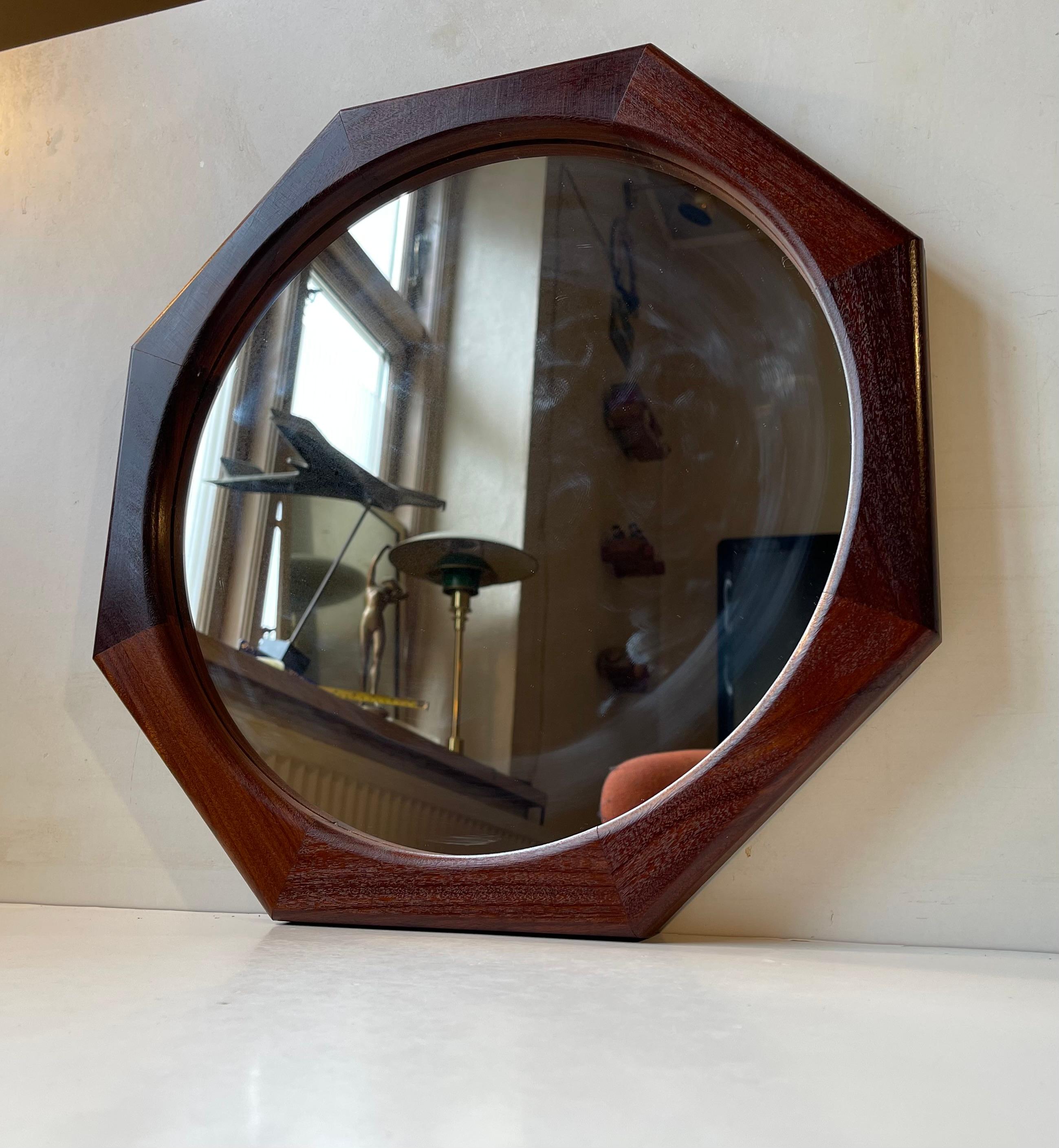 Fabricant anonyme de meubles danois/scandinaves, vers 1970. Son style rappelle celui d'Aksel Kjersgaard et d'Uno et Osten Kristiansson. Miroir mural octogonal avec cadre en teck massif. Assemblage sans utilisation de métal. État vintage bien
