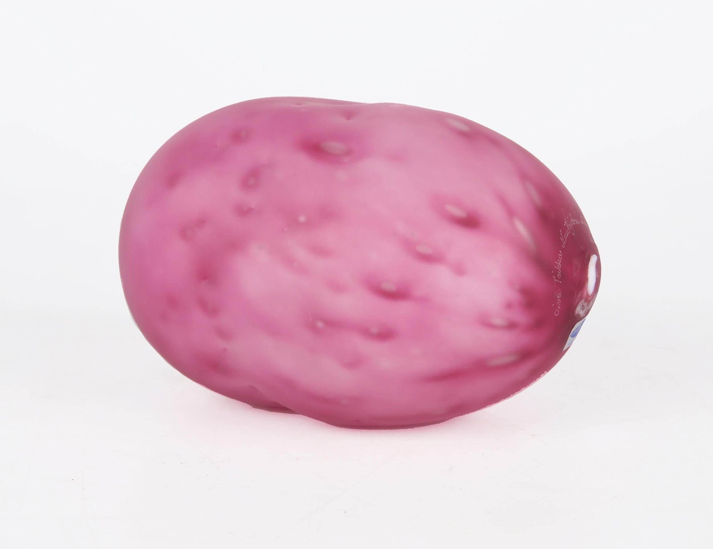 Modern Scandinavian Oiva Toikka, (1931-2019) Artglass, Battatti, (potatoe) Nuutajärvi Notsjõ, Finlande. Aujourd'hui. Qui ne voudrait pas d'une sculpture de pommes de terre en verre rose sur son bureau ? Pensez aux histoires qui pourraient en