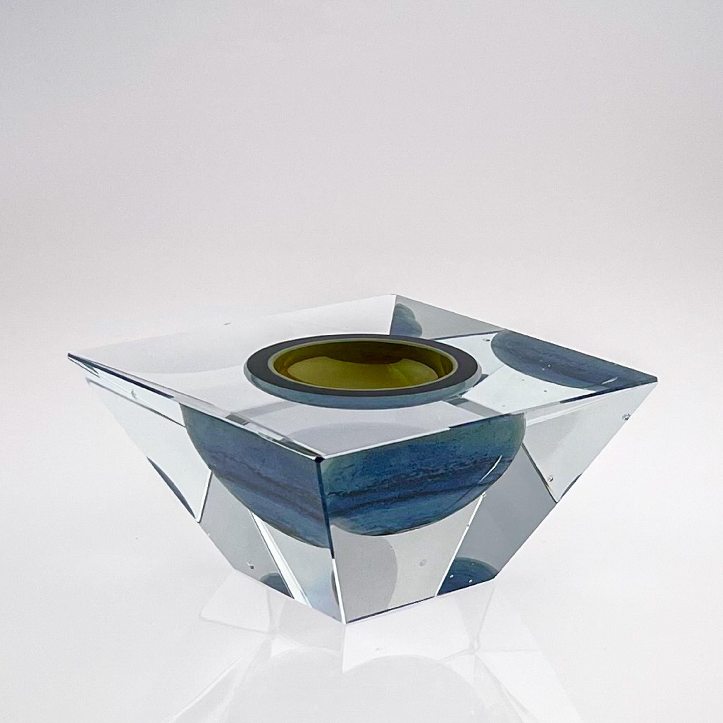 Sculpture d'art scandinave moderne en cristal soufflé à la bouche Tear de Timo Sarpaneva, 1955

Objet d'art en verre soufflé, moulé et découpé, modèle 3101. Conçu par Oiva Toikka en 1990 et fabriqué à la main par les artisans de la verrerie de