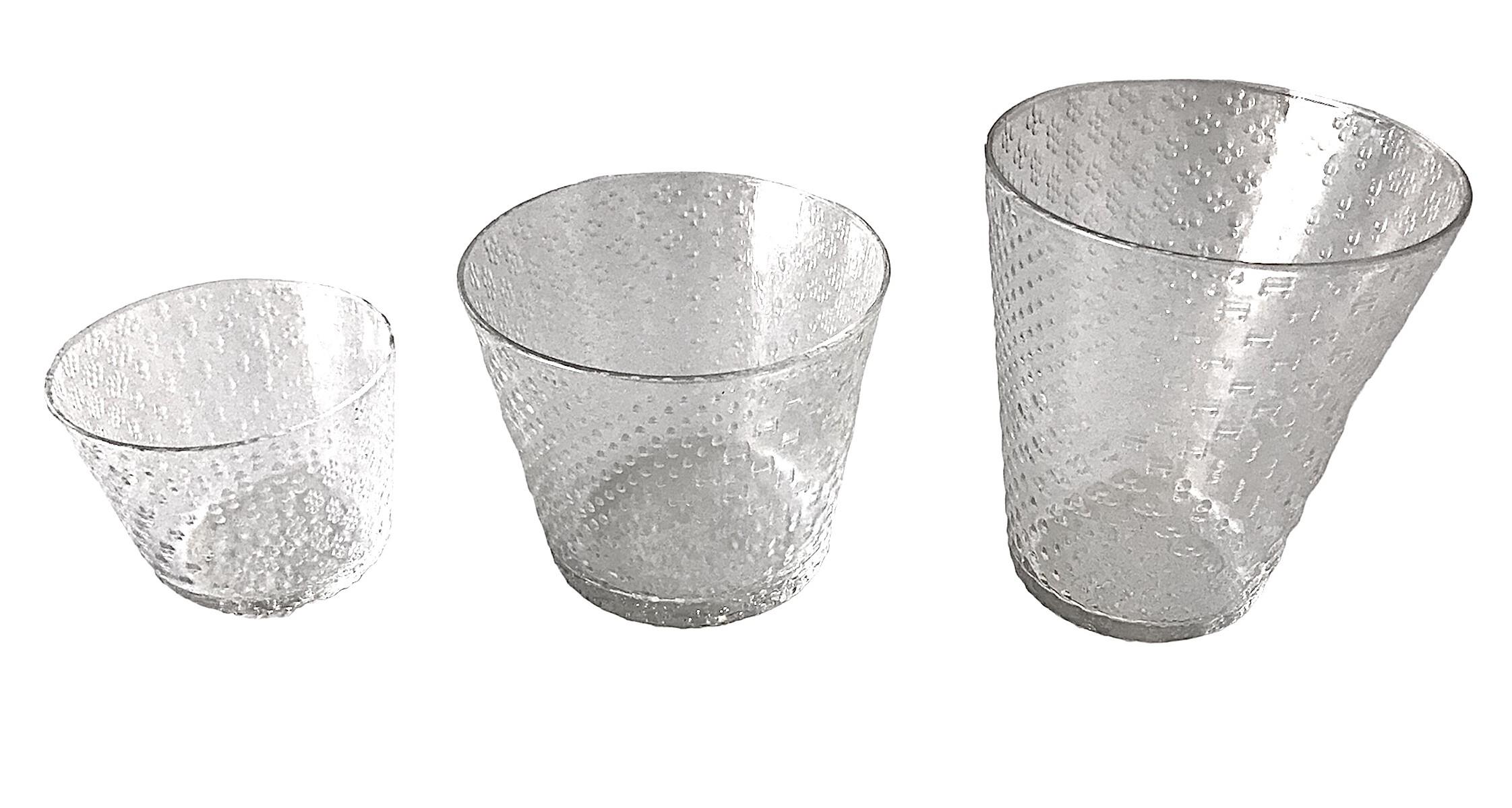 Design Modern de Oiva Toikka de 1970, verrerie Tundra pour Arabia, Finlande.    Le design est constitué de multiples petits motifs uniques influencés par  la toundra arctique.  Collection de verres transparents texturés inspirée par les rudes