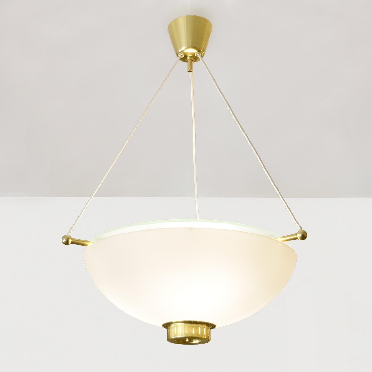 Scandinavo Pendente moderno scandinavo a mezzo globo in vetro opalino con elementi in ottone 1950 in vendita