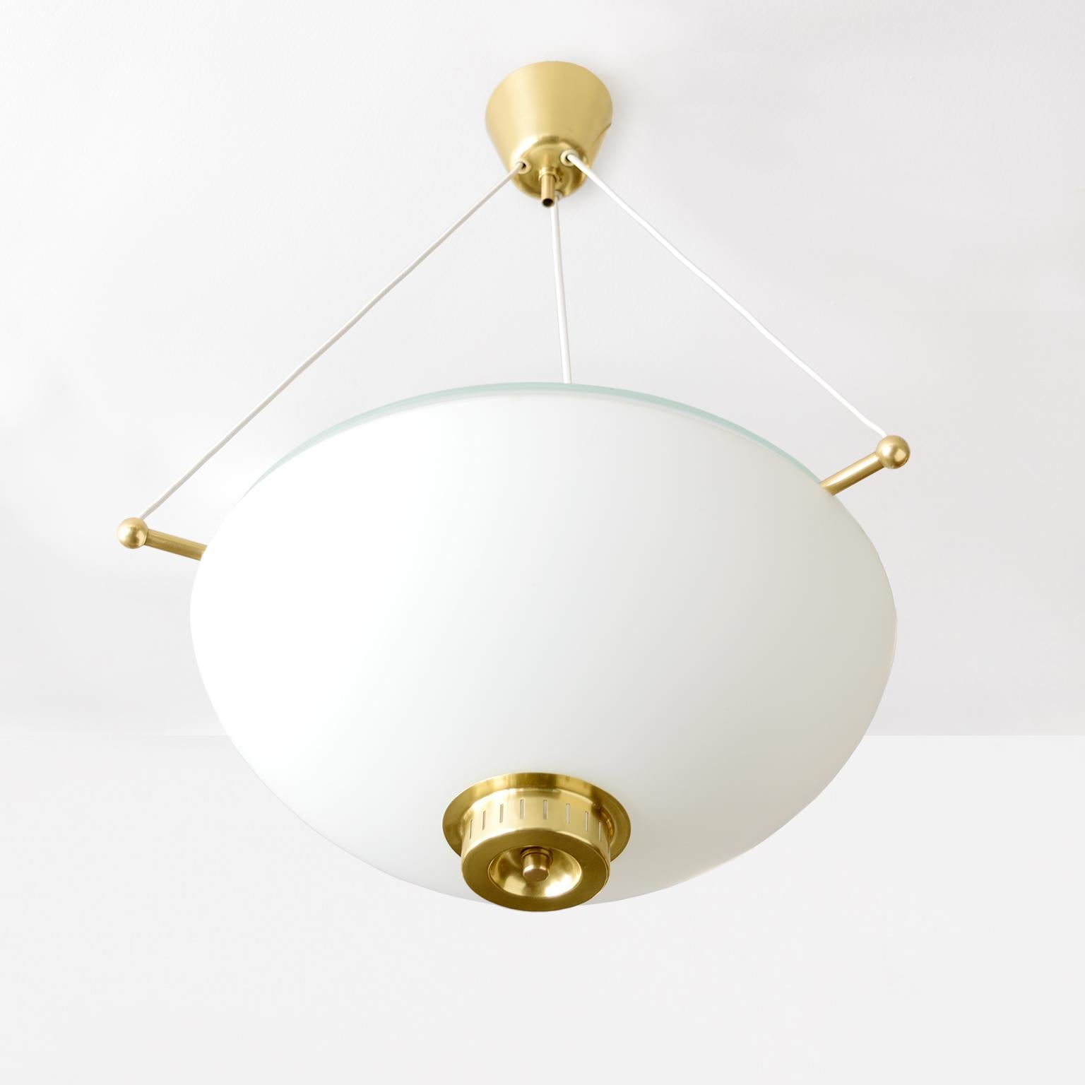 Lucidato Pendente moderno scandinavo a mezzo globo in vetro opalino con elementi in ottone 1950 in vendita