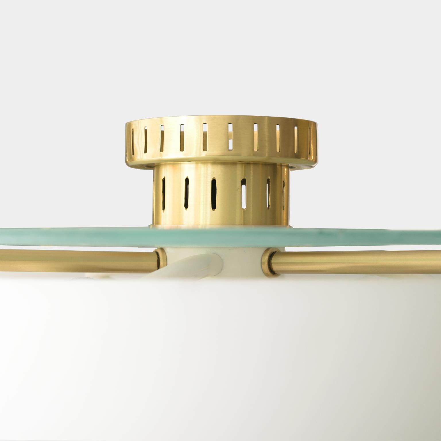 XX secolo Pendente moderno scandinavo a mezzo globo in vetro opalino con elementi in ottone 1950 in vendita