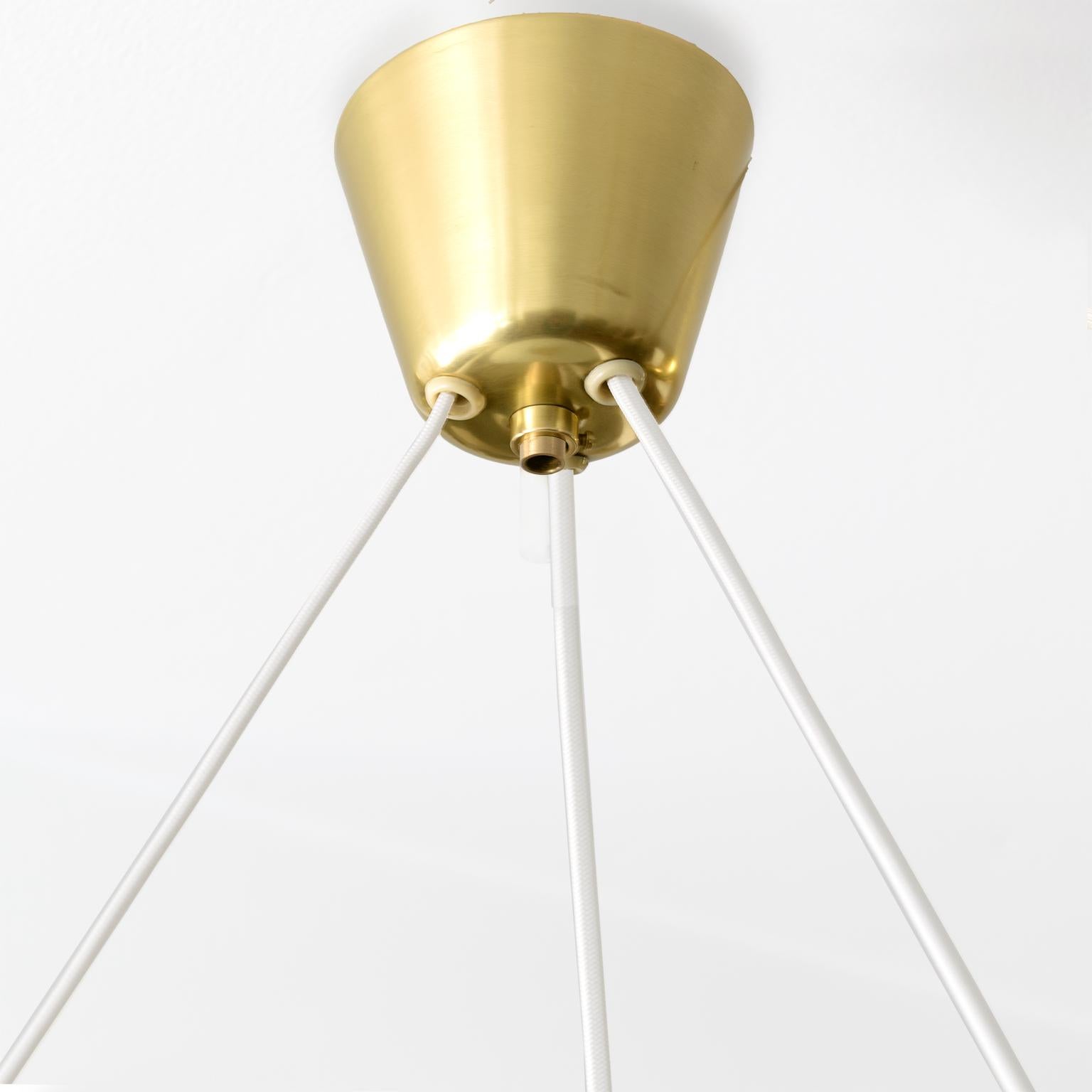 Ottone Pendente moderno scandinavo a mezzo globo in vetro opalino con elementi in ottone 1950 in vendita