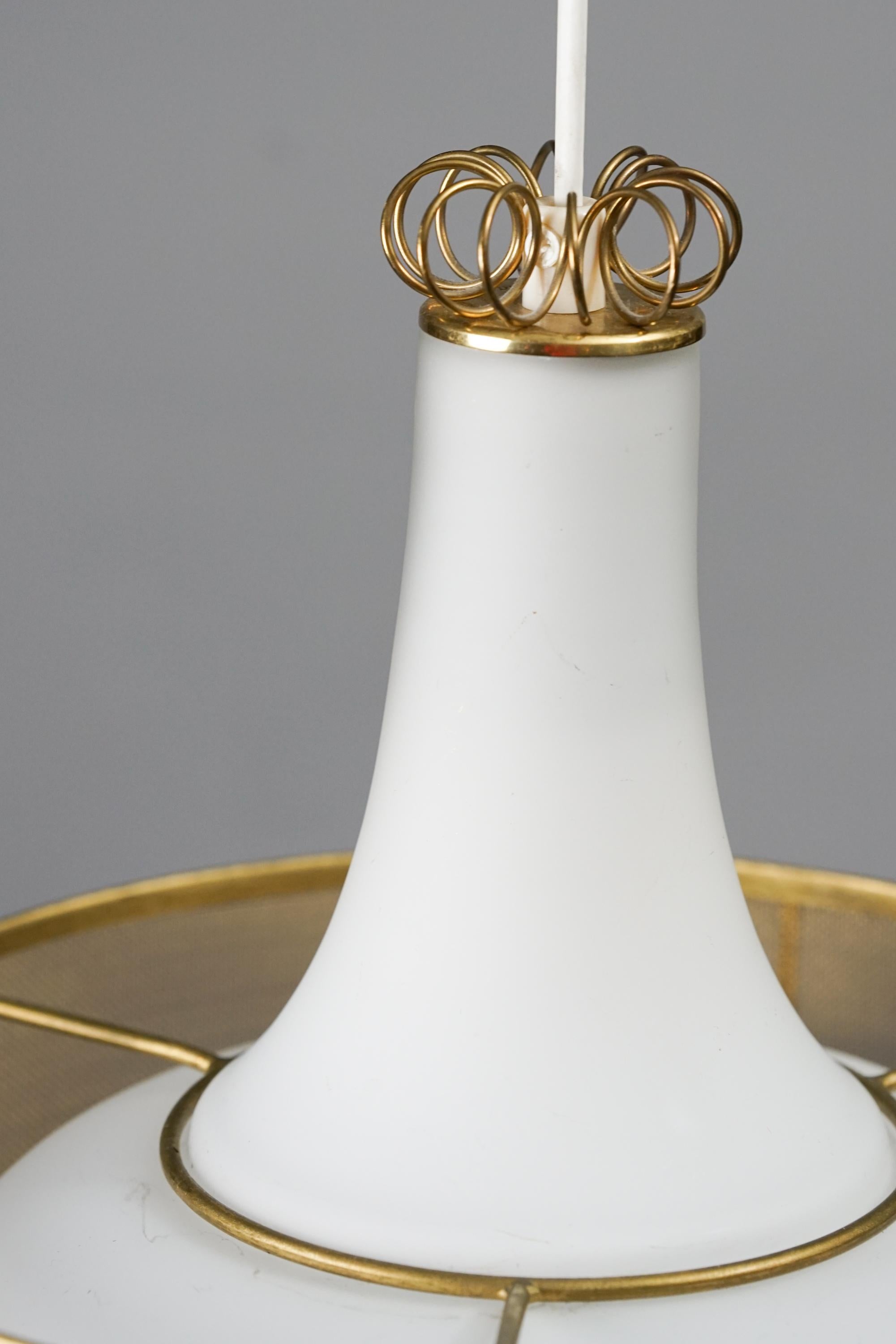 Scandinavian Modern Opaline Glass Pendant by Maria Lindeman, Idman, 1940s/1950s In Good Condition For Sale In Helsinki, FI