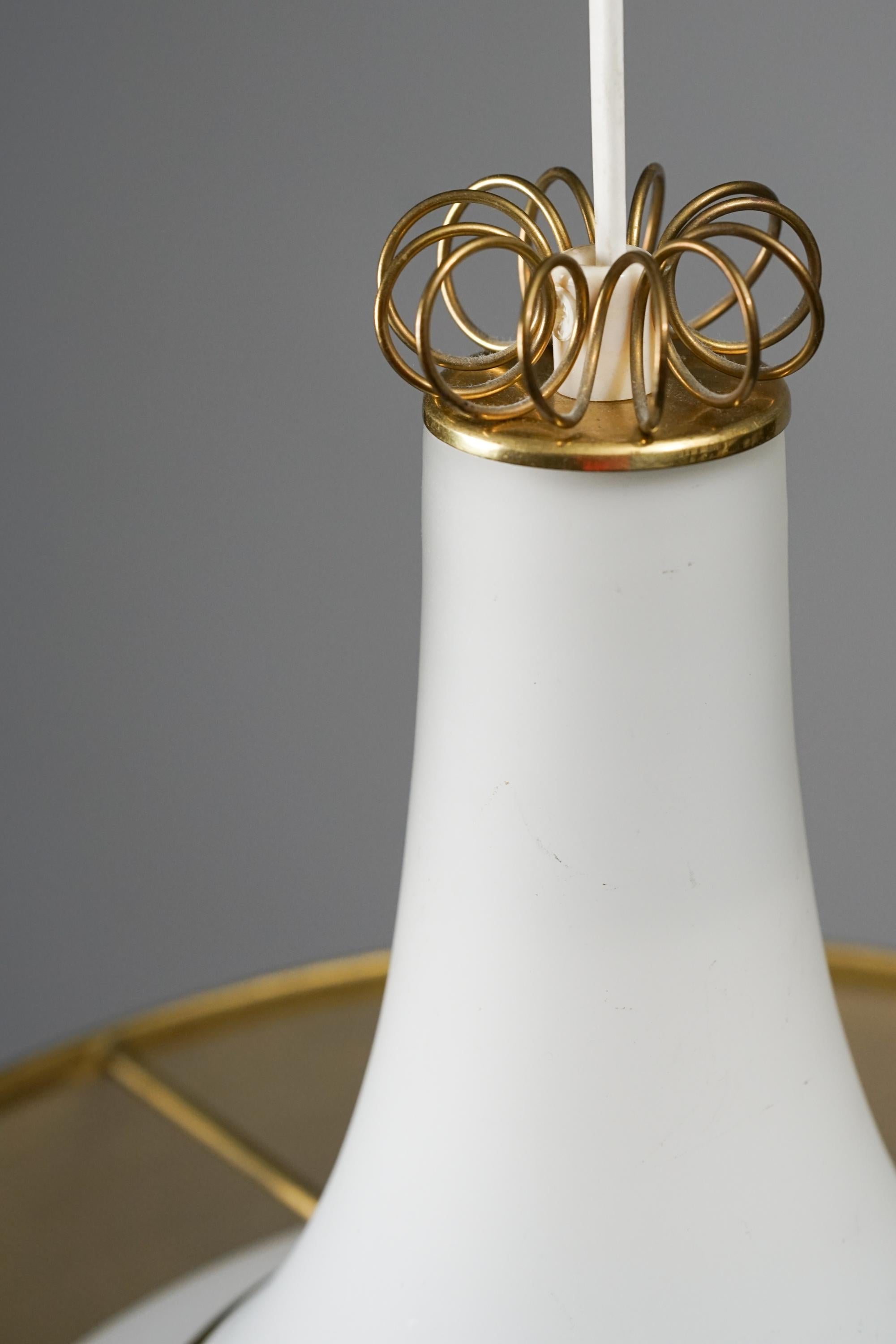 Scandinavian Modern Opaline Glass Pendant by Maria Lindeman, Idman, 1940s/1950s For Sale 1