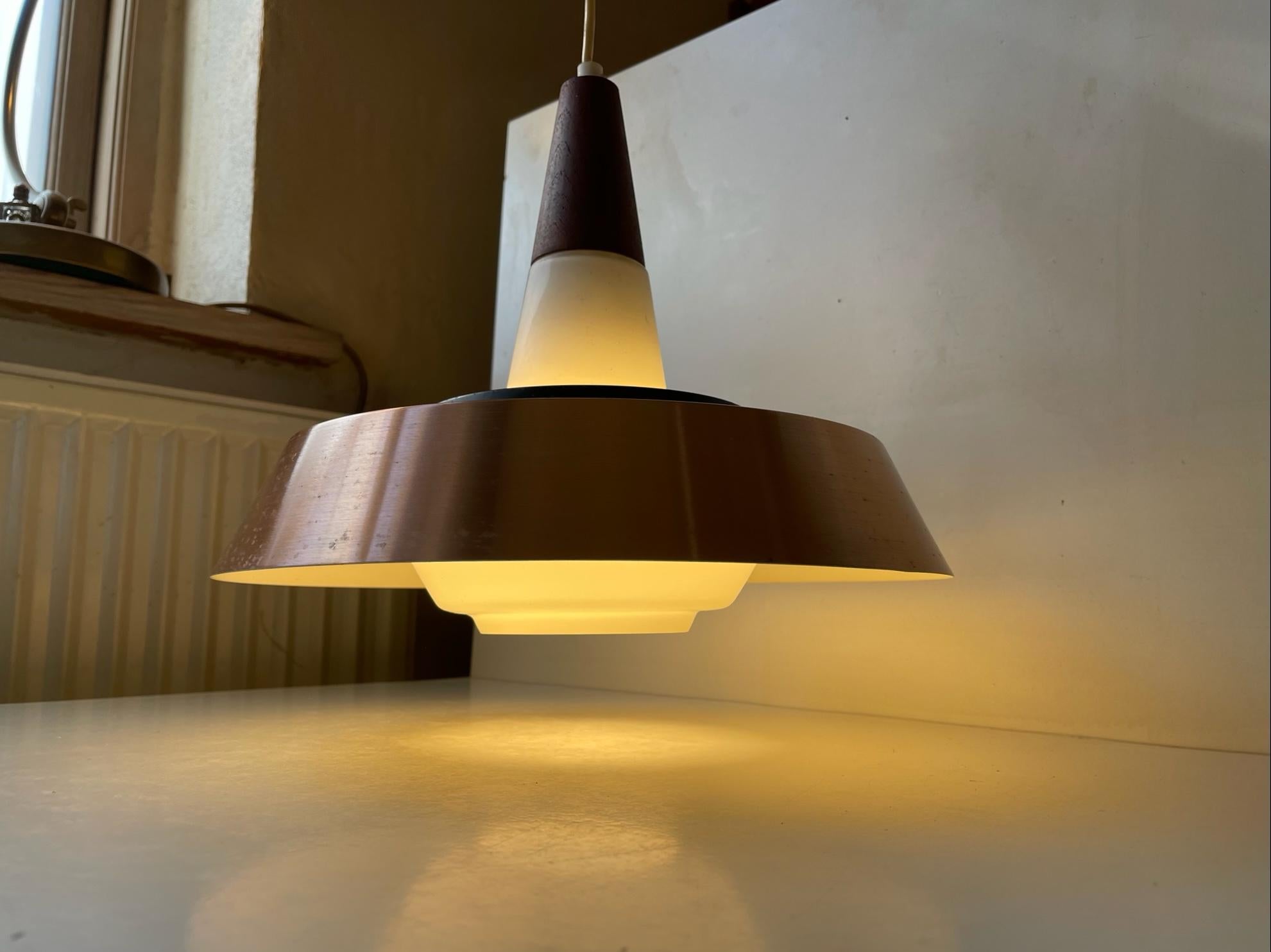Mid-Century Modern Lampe à suspension moderne scandinave en verre opalin, teck et cuivre d'Ernest Voss en vente