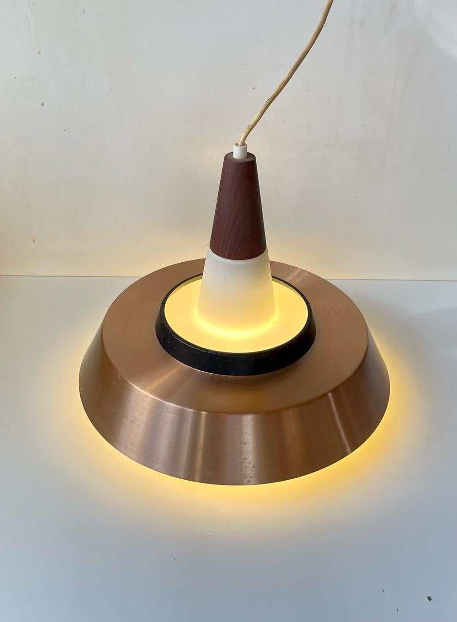 Lampada a sospensione moderna scandinava in vetro opalino, teak e rame di Ernest Voss In condizioni buone in vendita a Esbjerg, DK