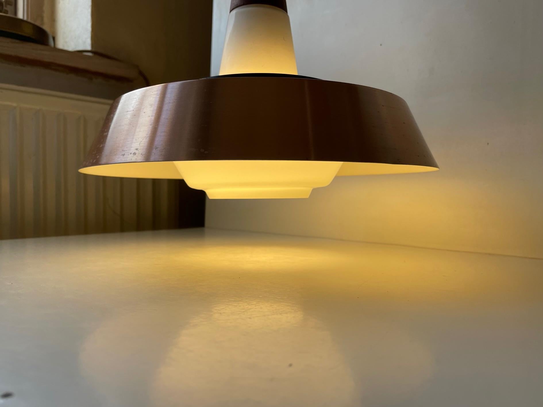 Milieu du XXe siècle Lampe à suspension moderne scandinave en verre opalin, teck et cuivre d'Ernest Voss en vente