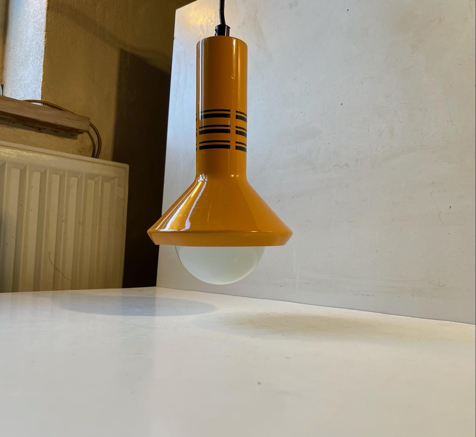 Orangefarbene Aluminium-Pendelleuchte mit schwarzen Grafiken/Streifen. Entworfen und hergestellt von LB Lyskær in Dänemark in den 1970er Jahren. Für die Optik ist sie mit einer weißen Jumbo-Glühbirne bestückt, die im Verkauf enthalten ist. Diese