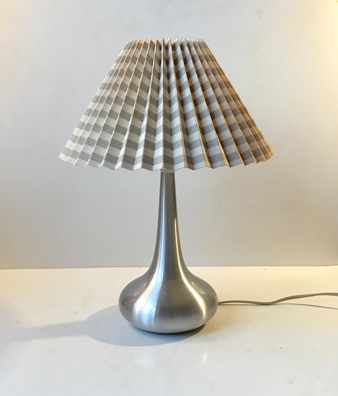 Une lampe de table des années 1960 modèle 