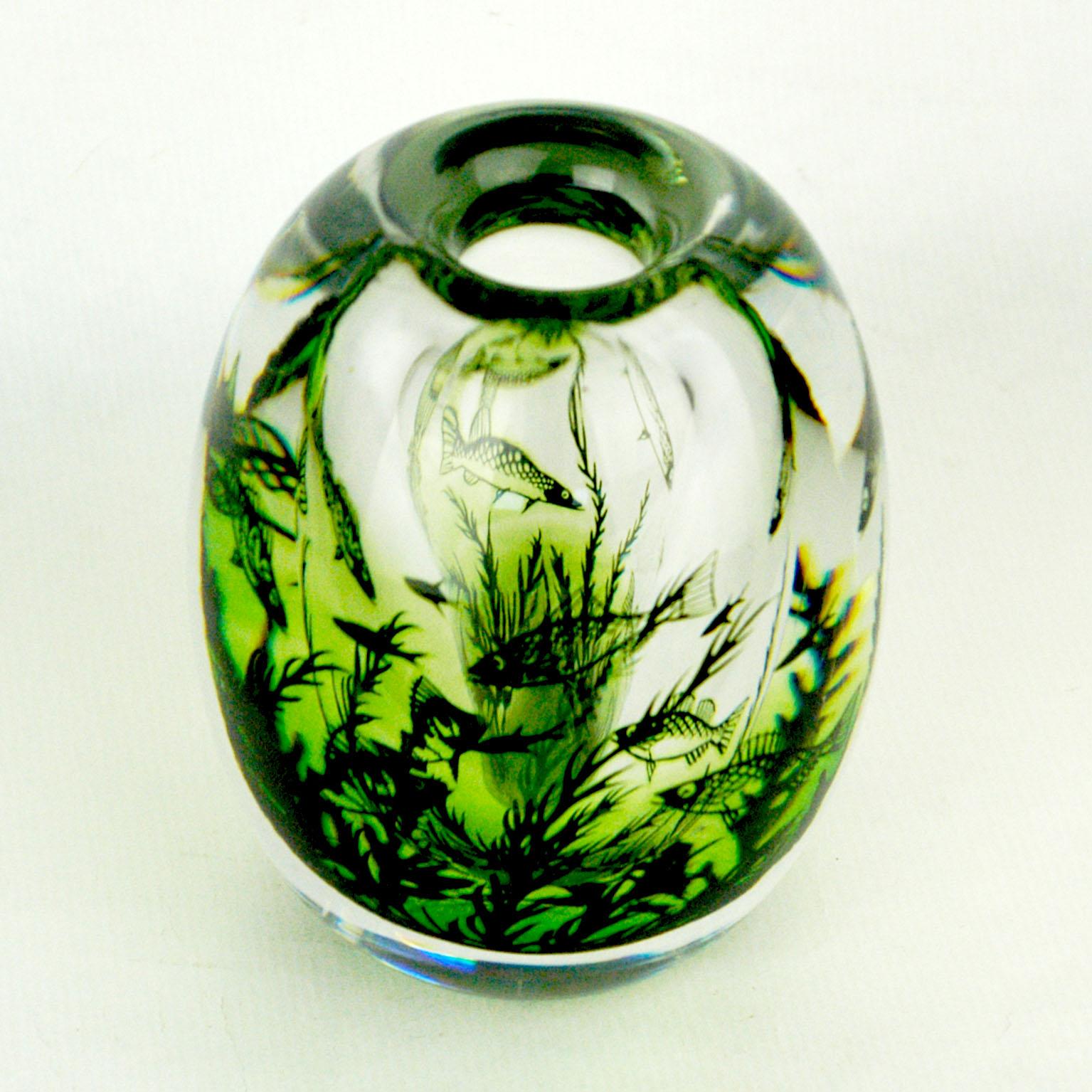 Amazing Scandinavian glass vase- colorless glass internally decorated with green swimming fish and sea weed.
At the bottom engraved Orrefors, Graal no 7188, Hald. Very good condition without damage.