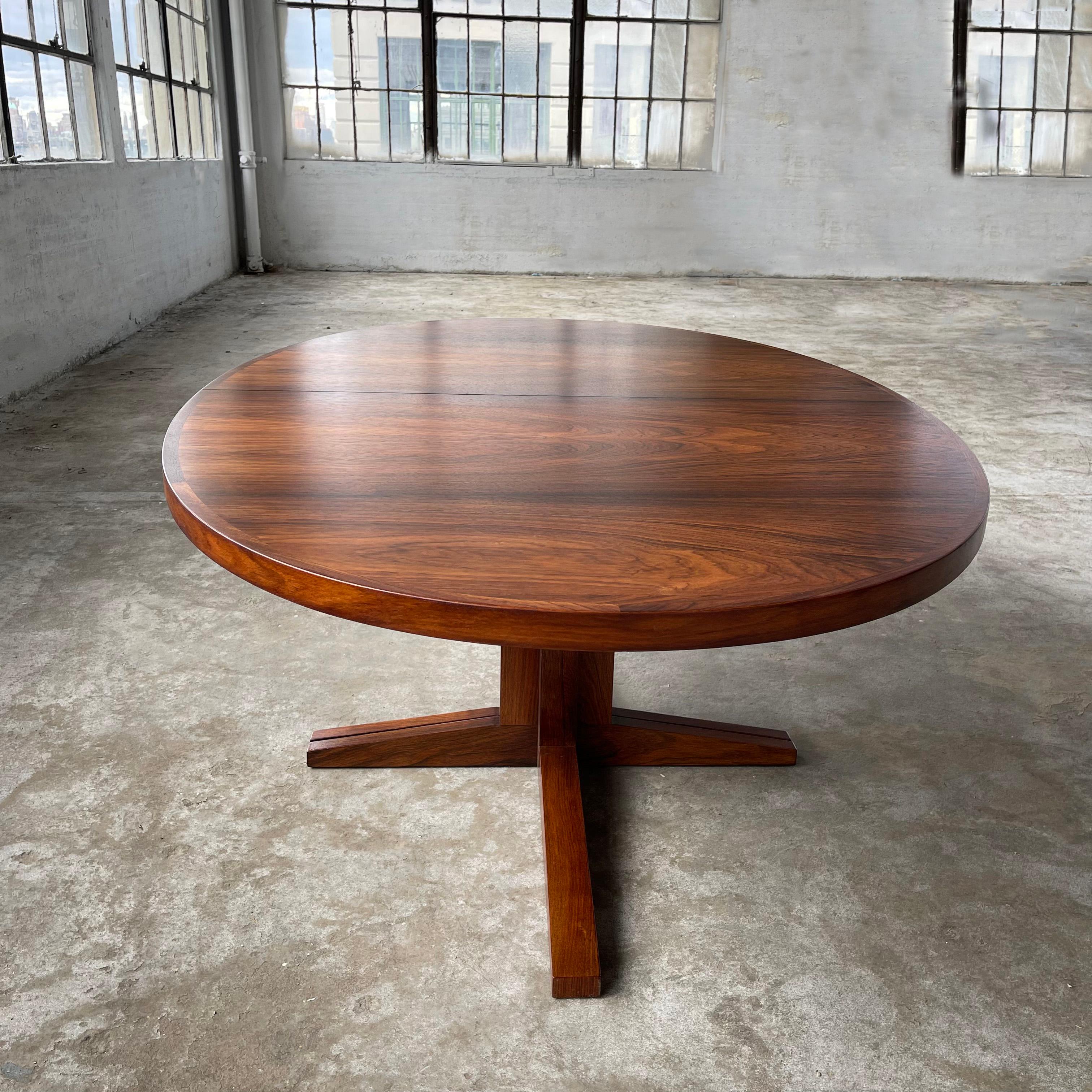 Scandinavian Modern Oval Rosewood Extension Dining Table By John Mortensen In Good Condition In Brooklyn, NY