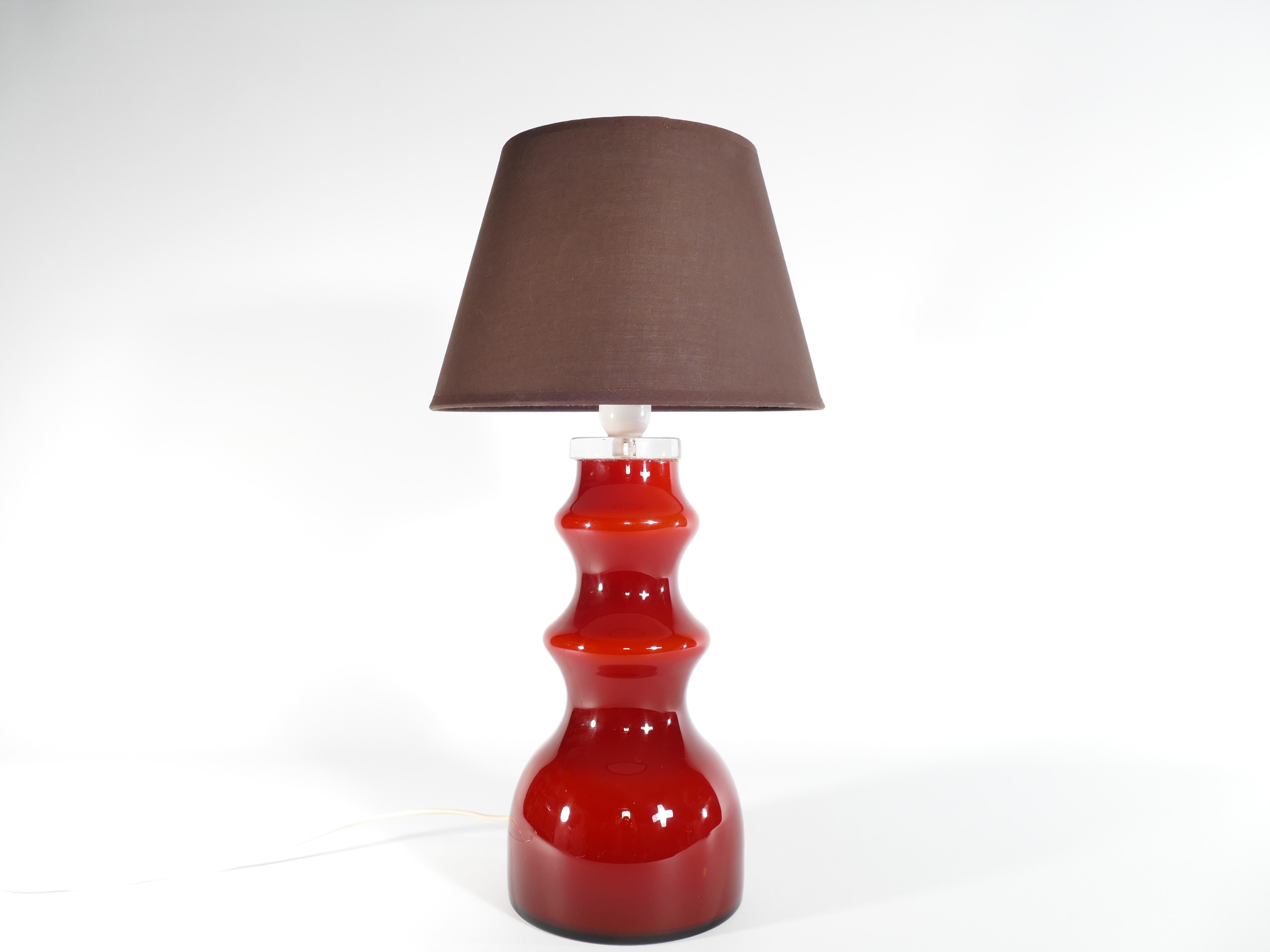 Skandinavische moderne Ochsenblutrote Tischlampe  von Gert Nyström für Hyllinge (Glas) im Angebot
