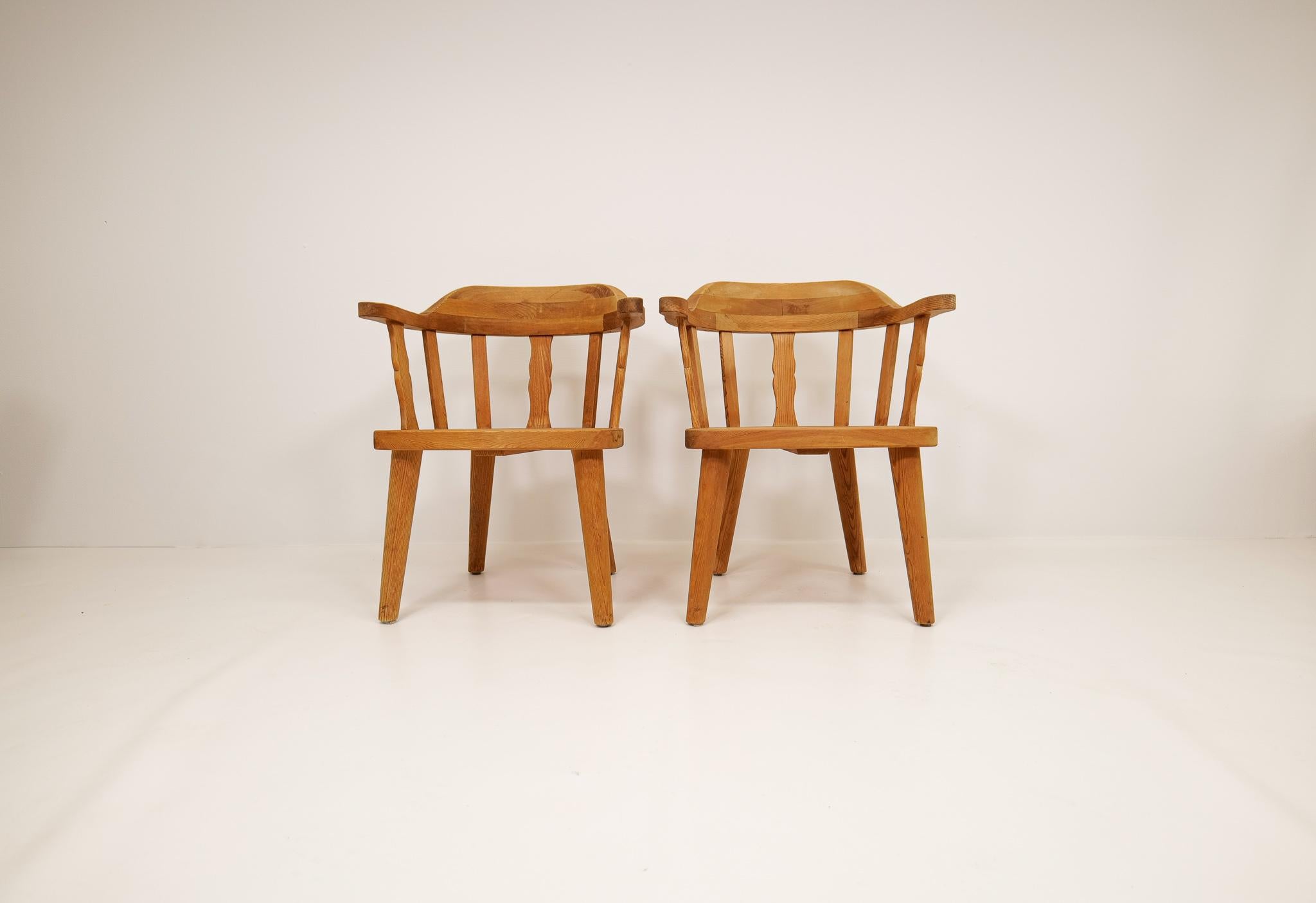 These simple yet complex solid pine chairs were created and manufactured in Norway by Krogenäs möbler.

Vintage condition, wear with consistent of age and use.

Dimensions: depth 40, width 50, seat height 41 , backrest 73 cm.
 