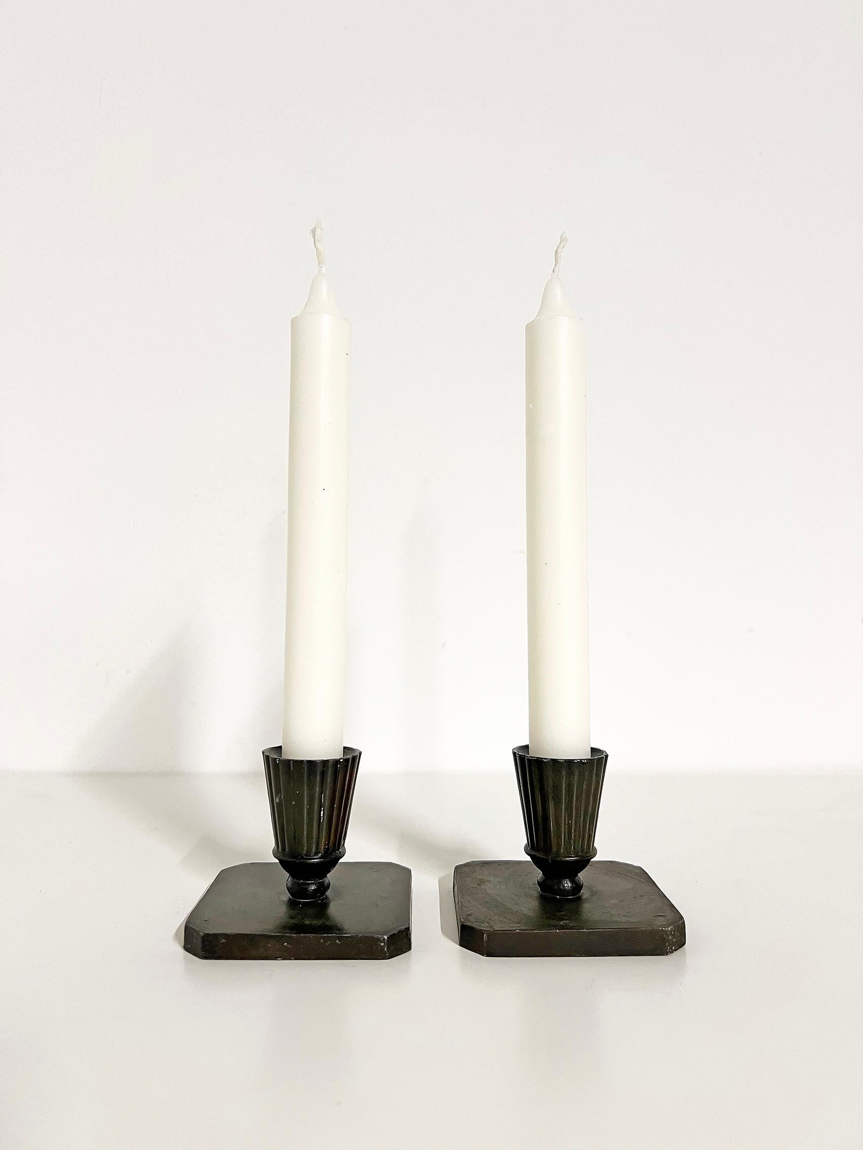 Skandinavisch-modernes Paar Kerzenhalter aus Bronze, ca. 1930-40er Jahre (Skandinavische Moderne) im Angebot