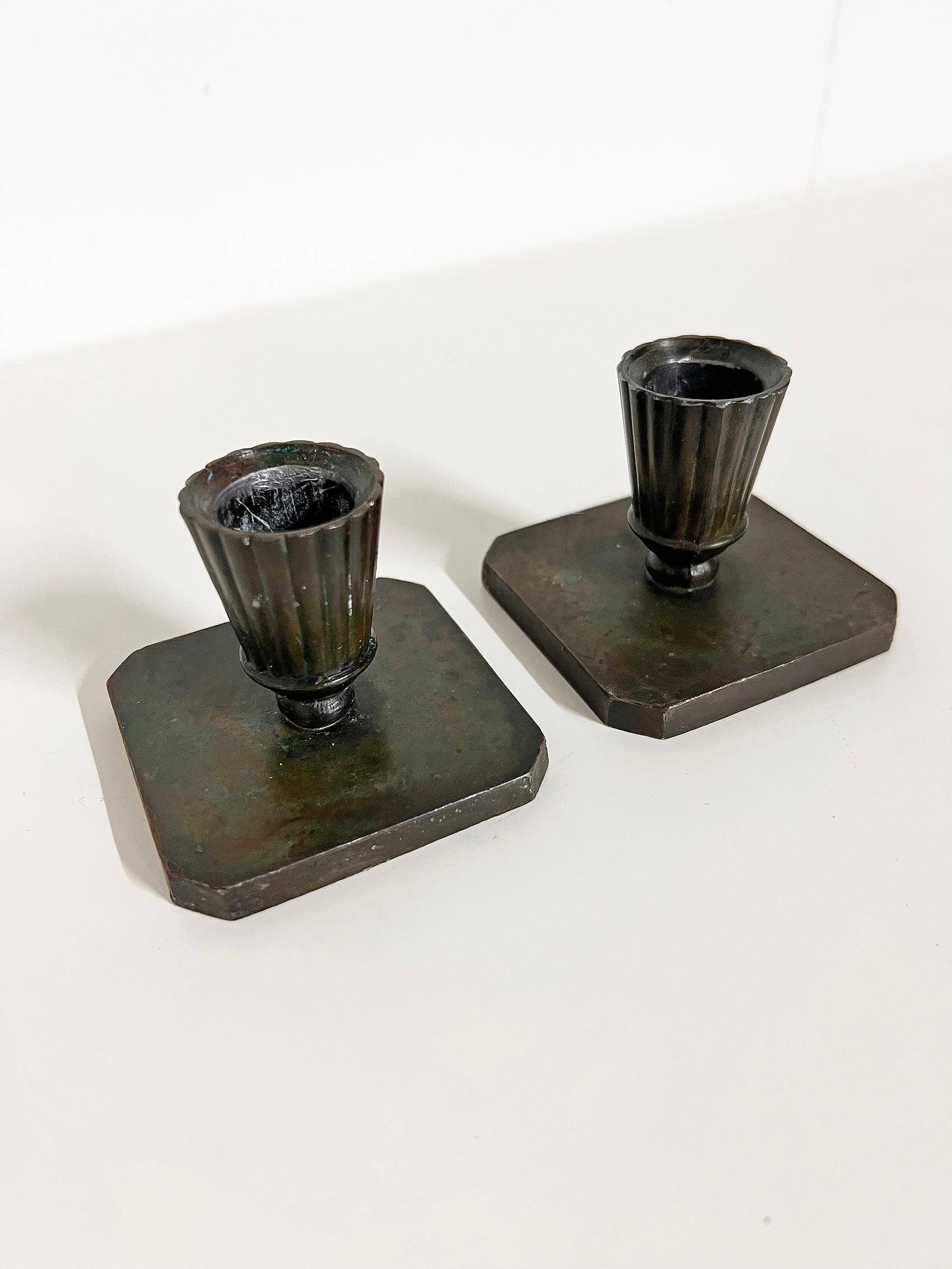 Skandinavisch-modernes Paar Kerzenhalter aus Bronze, ca. 1930-40er Jahre im Zustand „Gut“ im Angebot in Örebro, SE