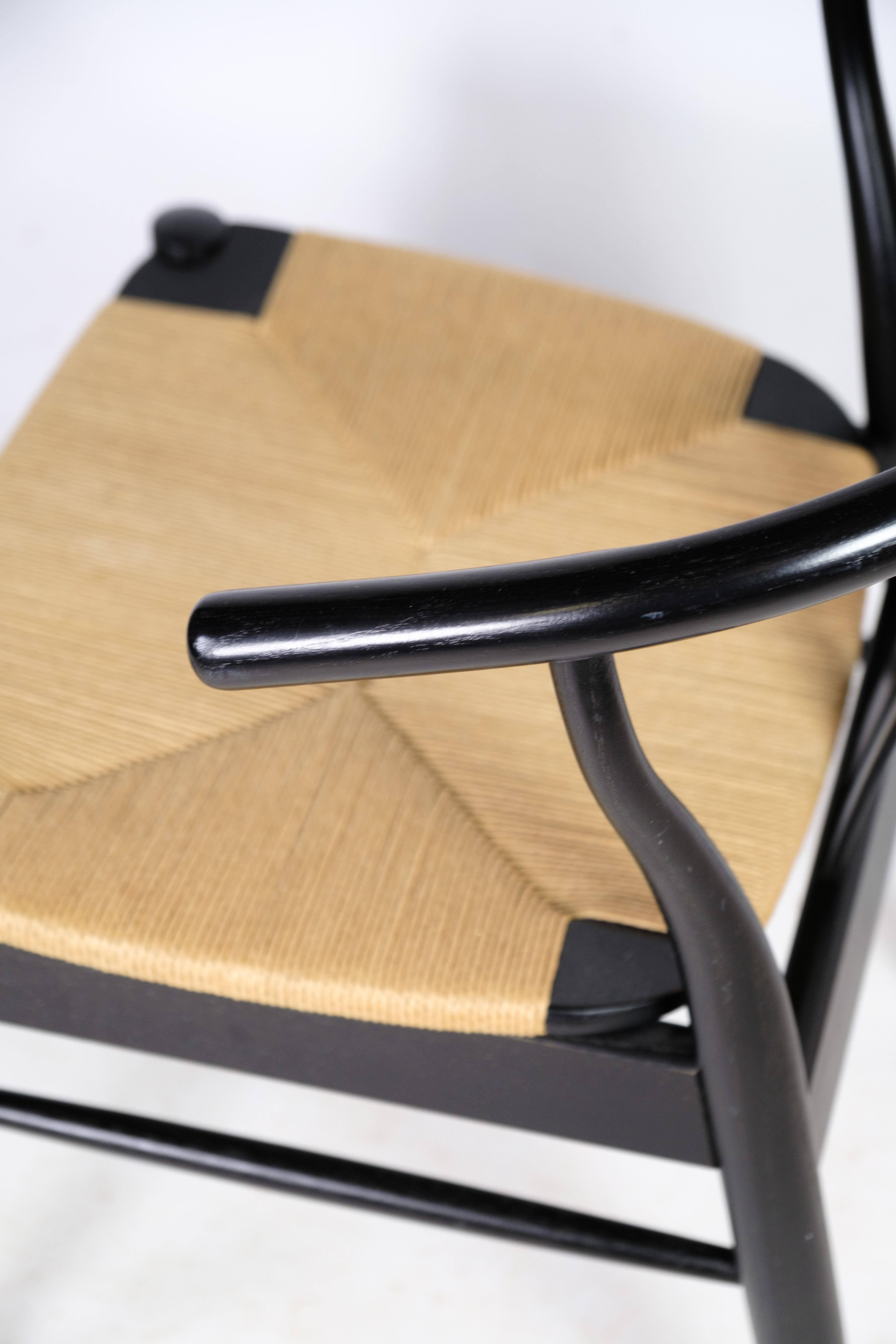 Paire de chaises au design nordique avec assise en osier naturel en bois de hêtre laqué noir par Beeche. Les deux chaises sont en très bon état.
Mesures en cm : H:76 W:54 D:44.5 SH:45

Ce produit sera inspecté minutieusement dans notre atelier