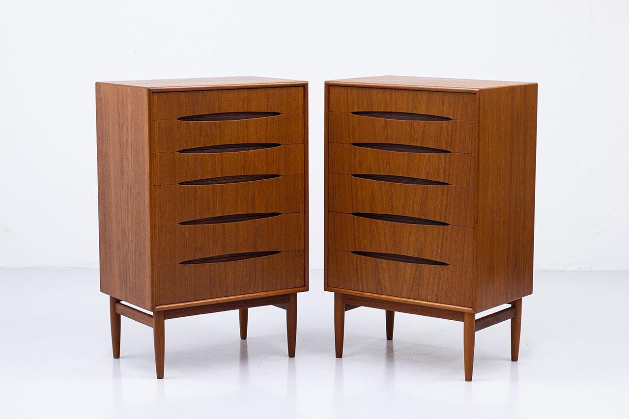 A rare vintage pair of chest of drawers designed by the renowned Danish designer Kurt Østervig. Manufactured by Emmaboda Möbelfabrik in Sweden during the late 1950s.
An elegant and timeless piece of furniture. Made from rich, warm teak wood, these