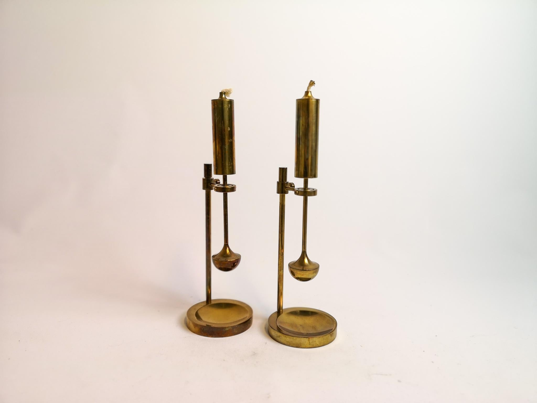 This pair of midcentury, finely tooled and machined brass gyroscope oil lamp. Having adjustable height and a gyroscopic leveling device to kept at sea level.
Labeled and stamped on the bottom Ammonsen, Daproma design, handmade, Demark.