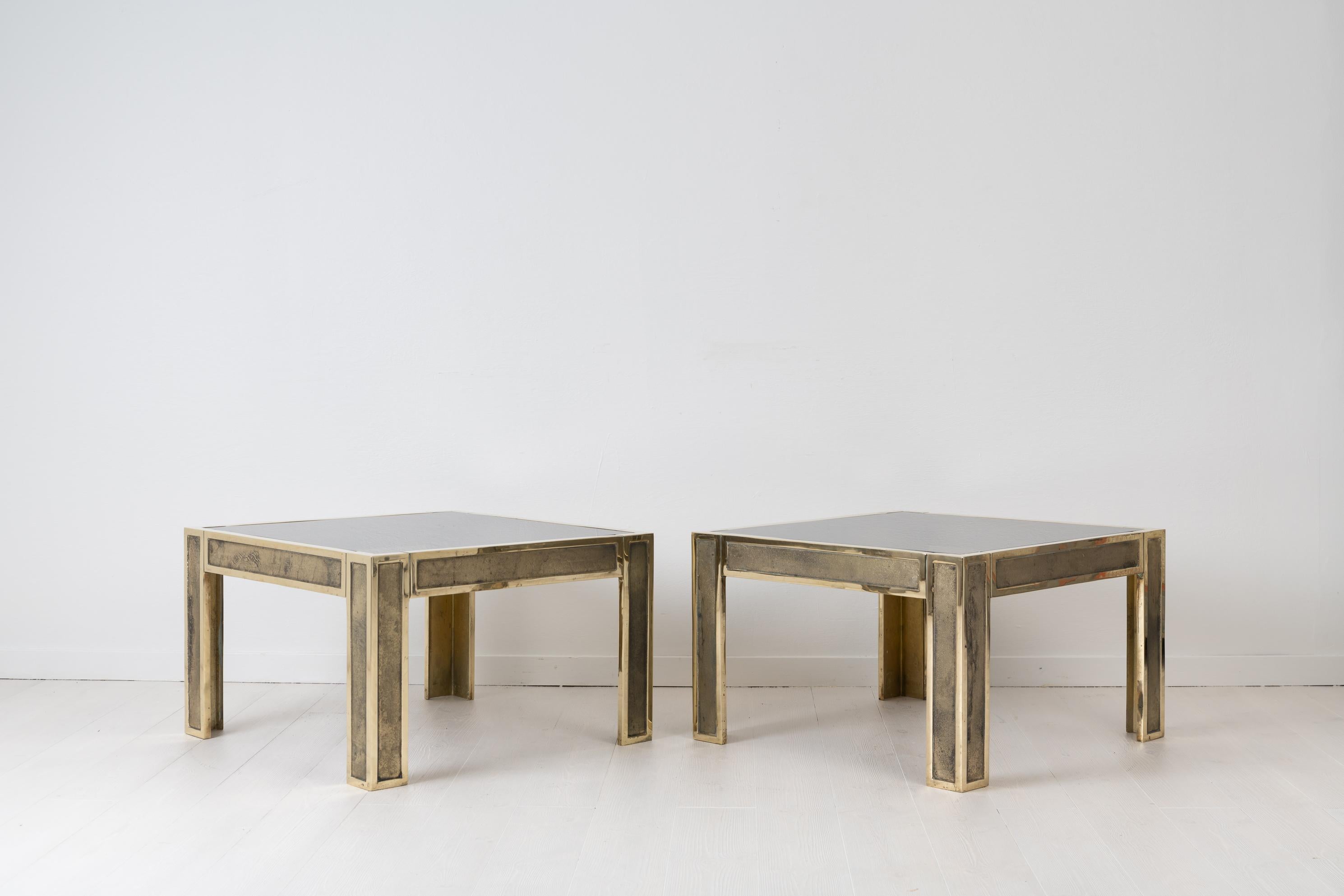 Ein Paar Beistelltische aus Norwegen. Die Tische sind skandinavisch-modern und wurden ca. 1960-1970 hergestellt. Die quadratische Form mit einem Rahmen aus massivem Messing wiegt allein 27 kg pro Tisch. Die Tischplatten sind aus rauchfarbenem Glas.