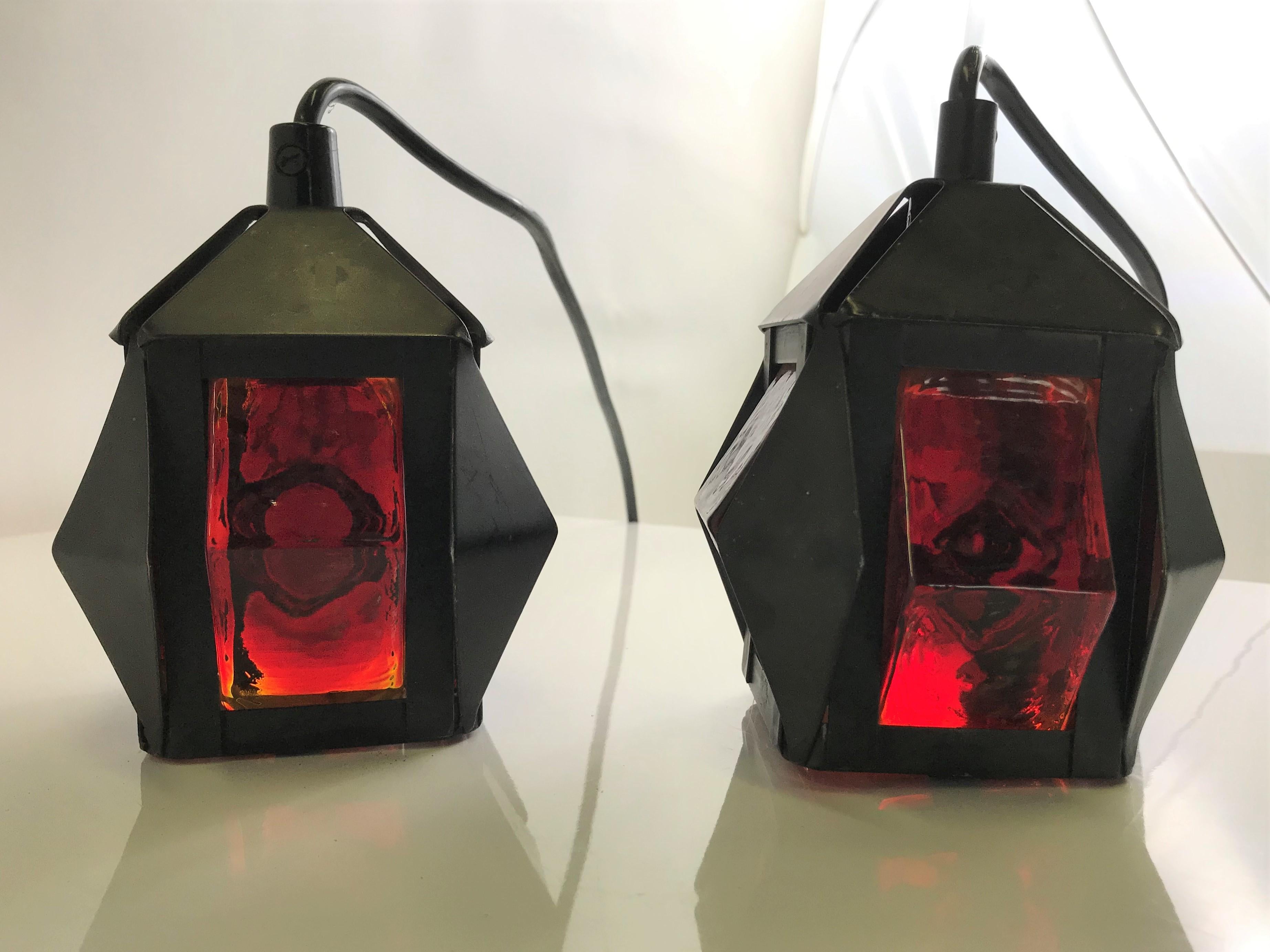 Swedish midcentury Brutalist modern pair of black metal and red molded glass panels pendants attributed to Erik Hoglund, Sweden, 1960s. The thick molded glass panels have a pyramid shape in front and the reverse is flat textured with a rhomboid in