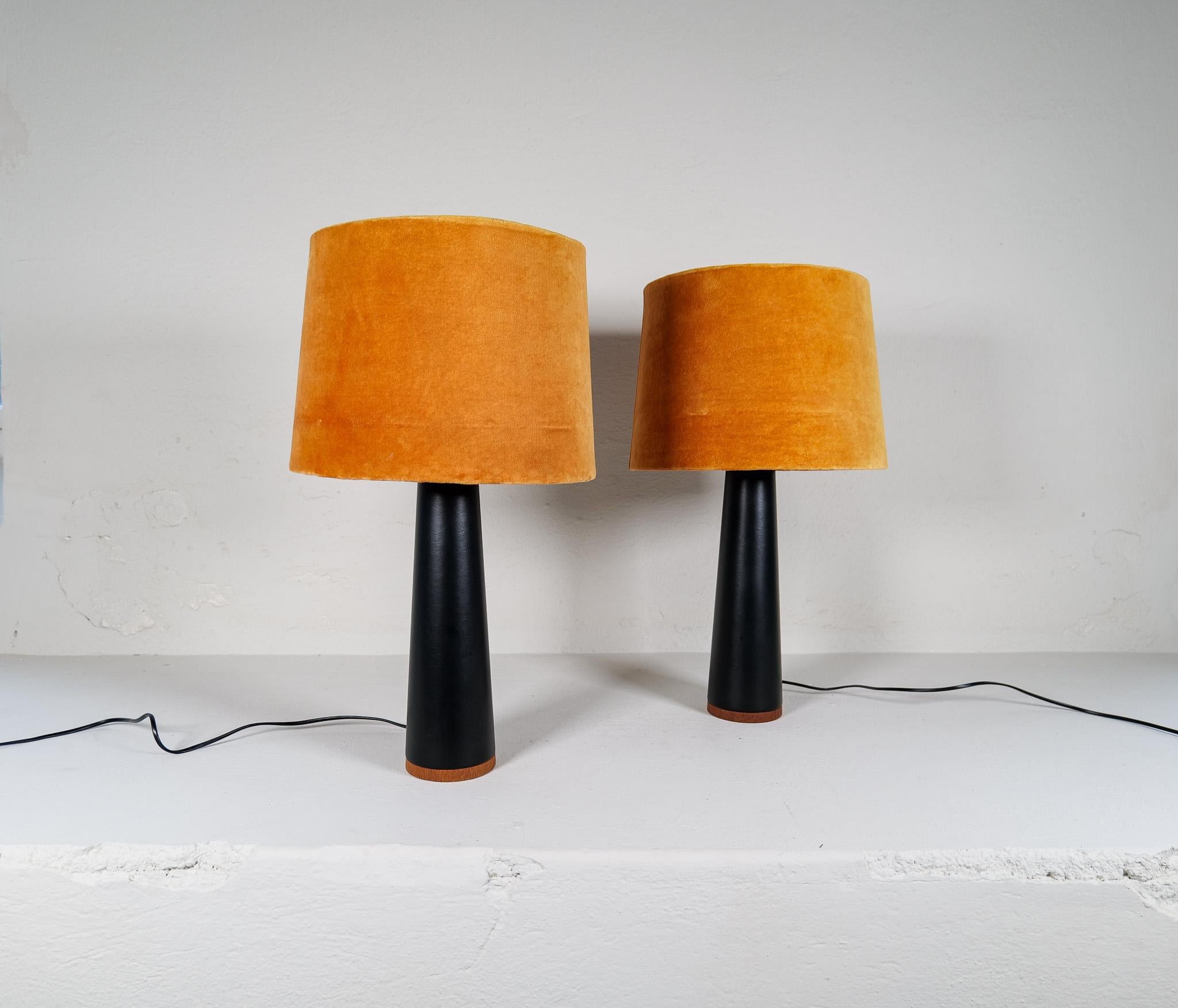 Pareja de lámparas de mesa modernas escandinavas Luxus, Suecia, 1970 cuero de imitación en venta