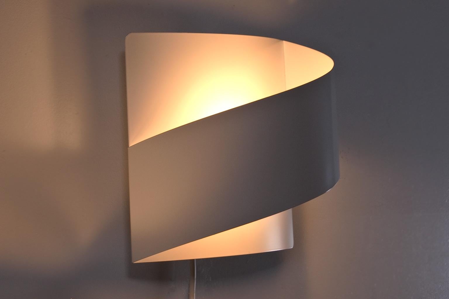Scandinavian Modern Pair of White Metal Wall Lights by Peter Celsing In Excellent Condition In Beek en Donk, NL